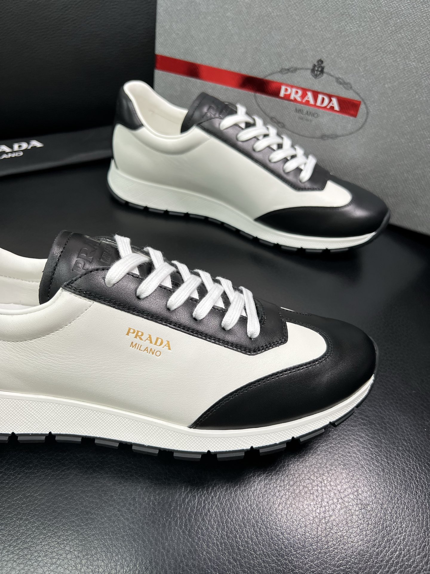 Prada 顶级工艺品 普拉达 专柜新款，原厂配置意大利进口牛皮面料，进口牛皮内里垫，透气舒适，鞋底：原