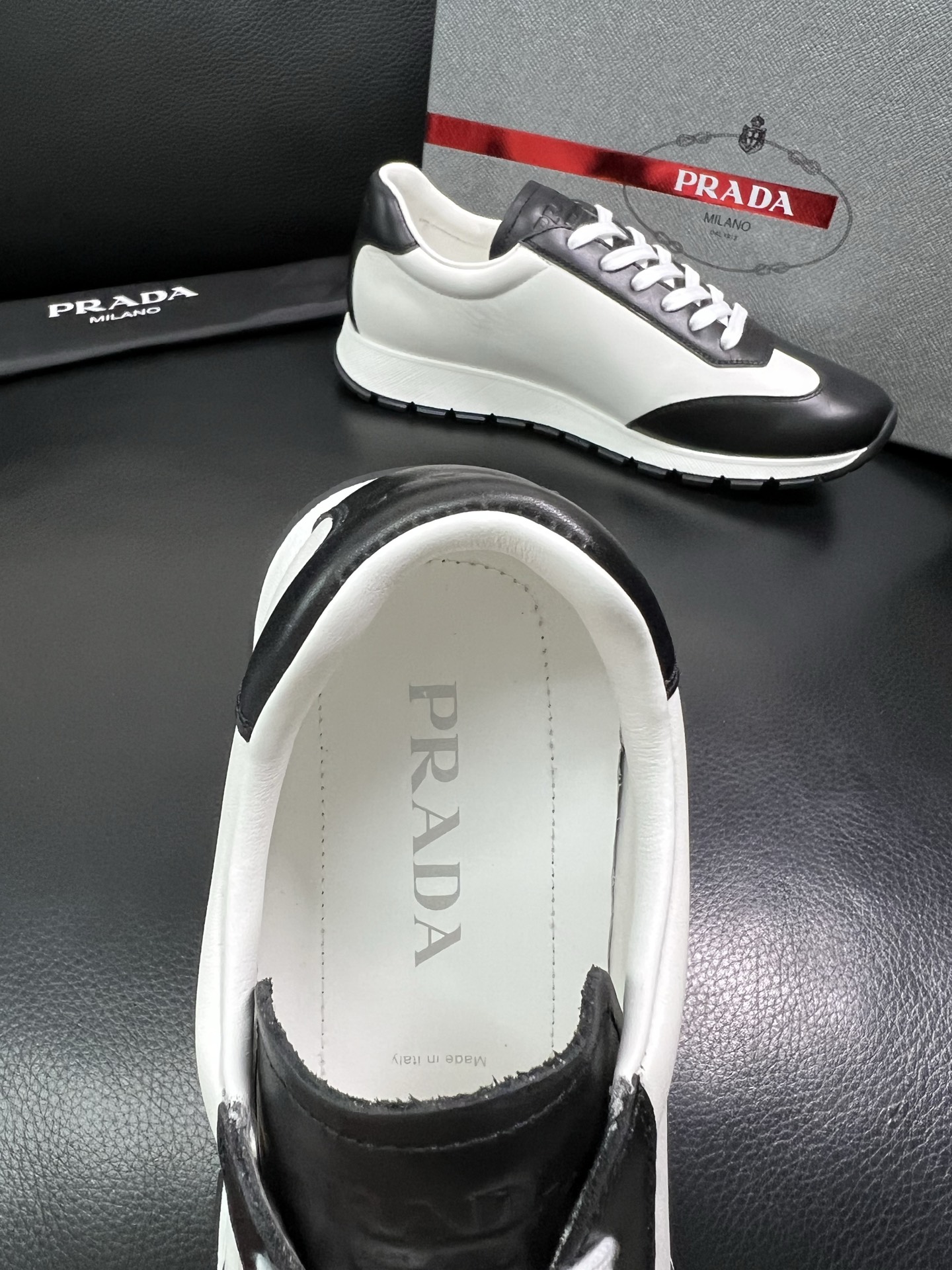 Prada 顶级工艺品 普拉达 专柜新款，原厂配置意大利进口牛皮面料，进口牛皮内里垫，透气舒适，鞋底：原