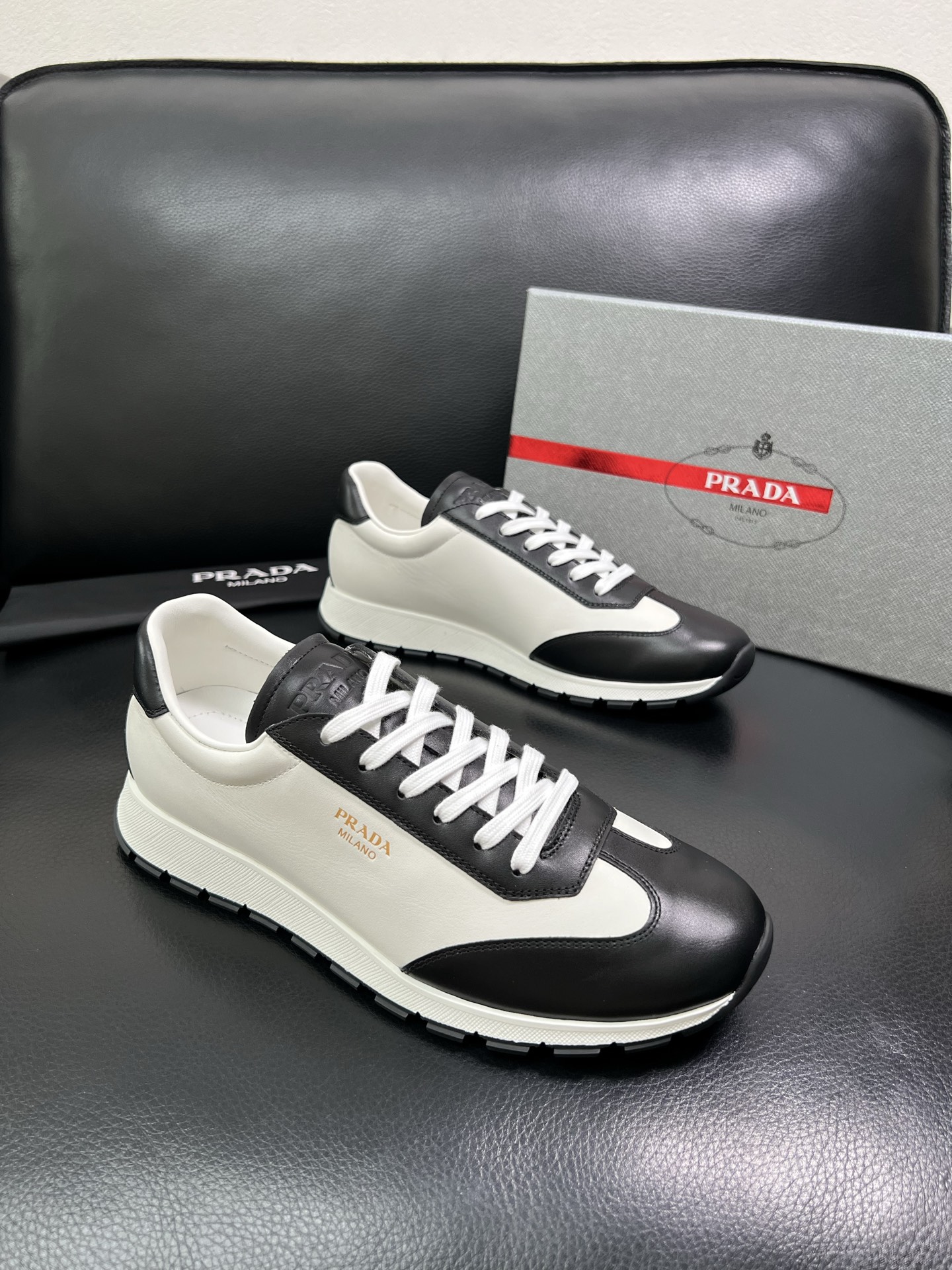 Prada 顶级工艺品 普拉达 专柜新款，原厂配置意大利进口牛皮面料，进口牛皮内里垫，透气舒适，鞋底：原