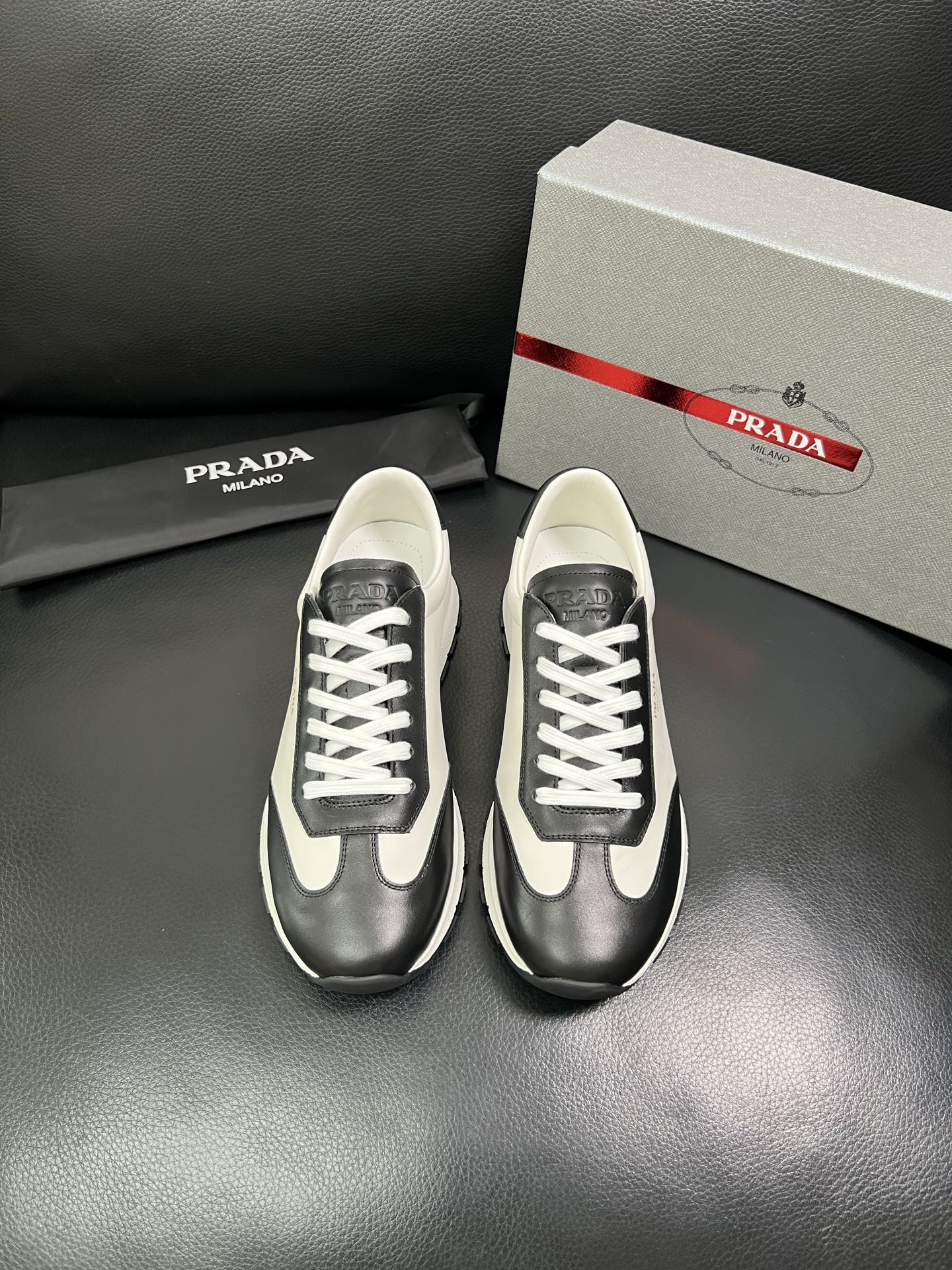Prada 顶级工艺品 普拉达 专柜新款，原厂配置意大利进口牛皮面料，进口牛皮内里垫，透气舒适，鞋底：原