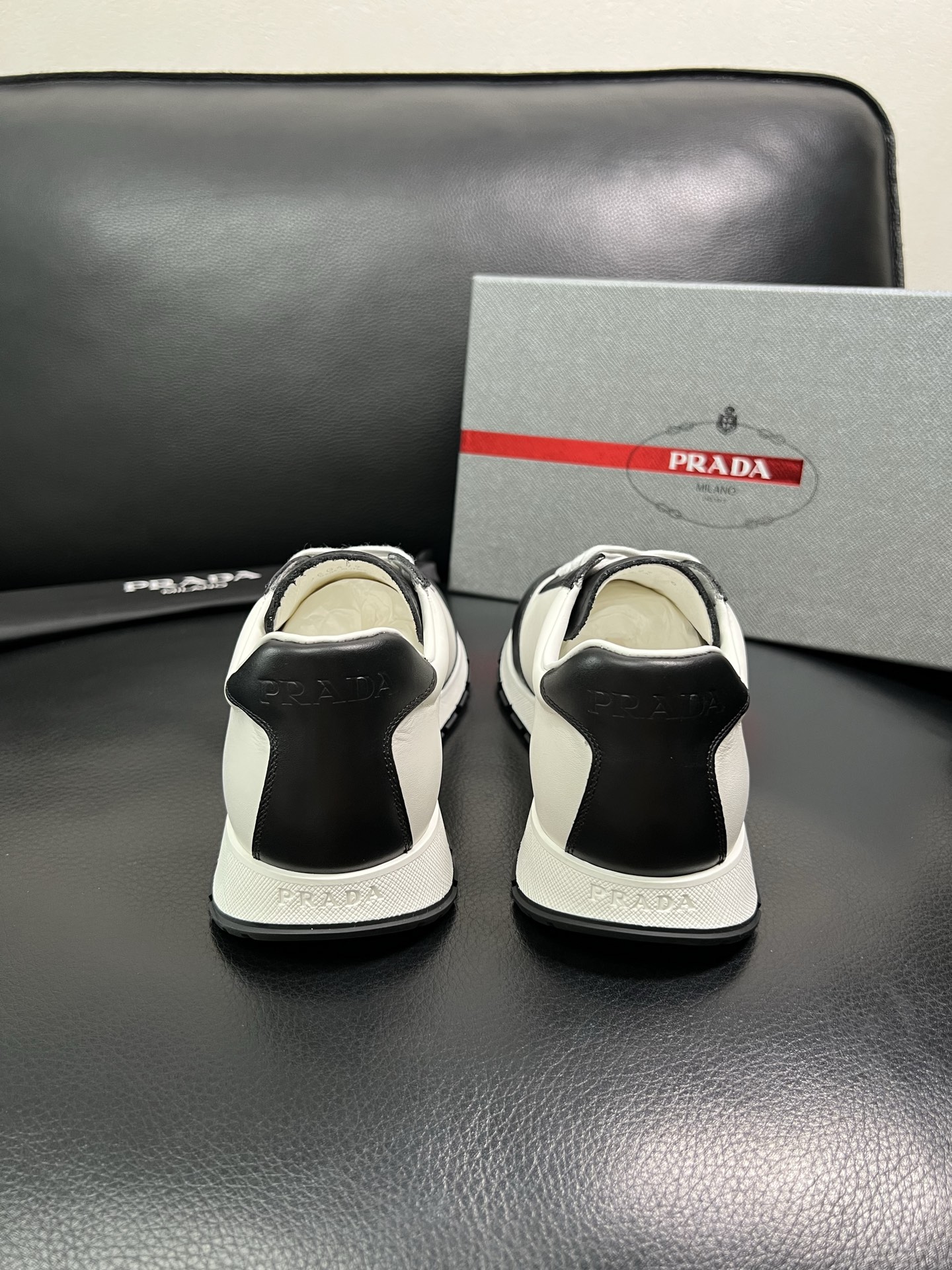 Prada 顶级工艺品 普拉达 专柜新款，原厂配置意大利进口牛皮面料，进口牛皮内里垫，透气舒适，鞋底：原