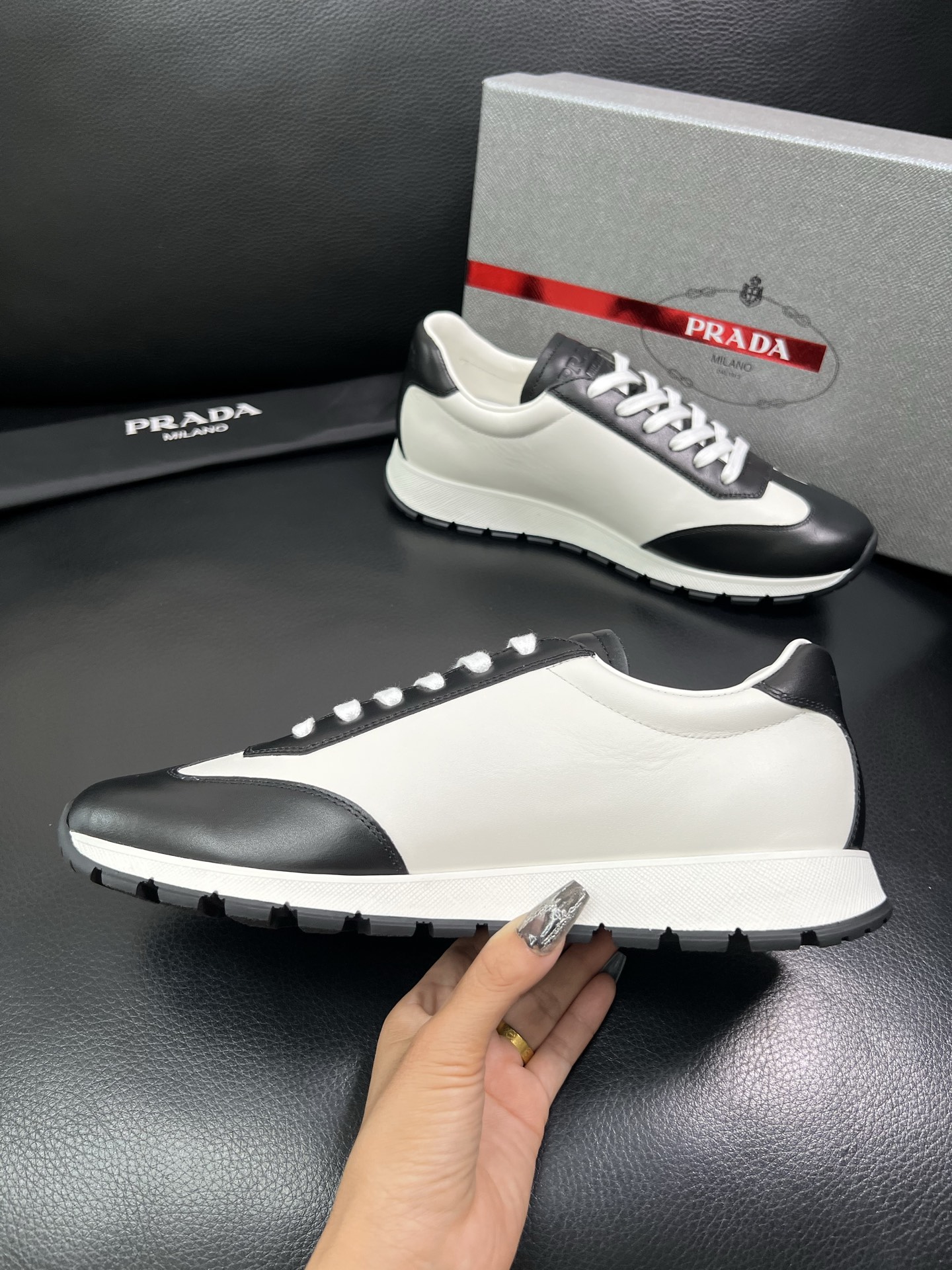 Prada 顶级工艺品 普拉达 专柜新款，原厂配置意大利进口牛皮面料，进口牛皮内里垫，透气舒适，鞋底：原