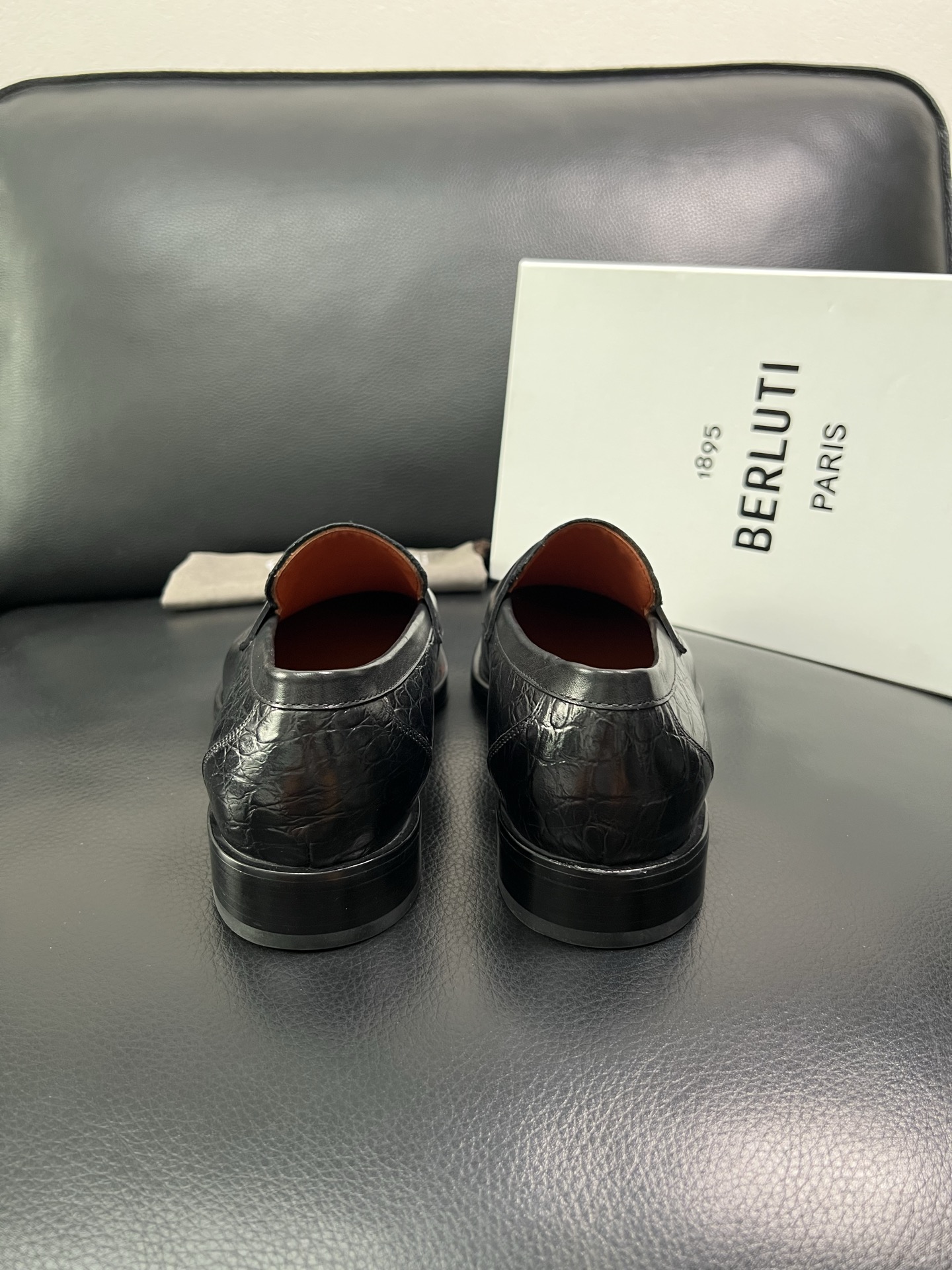 Berluti 顶级代购 布鲁提 专柜同步发售原厂配置，意大利进口牛皮面料，全进口水染牛皮里垫，鞋底：原