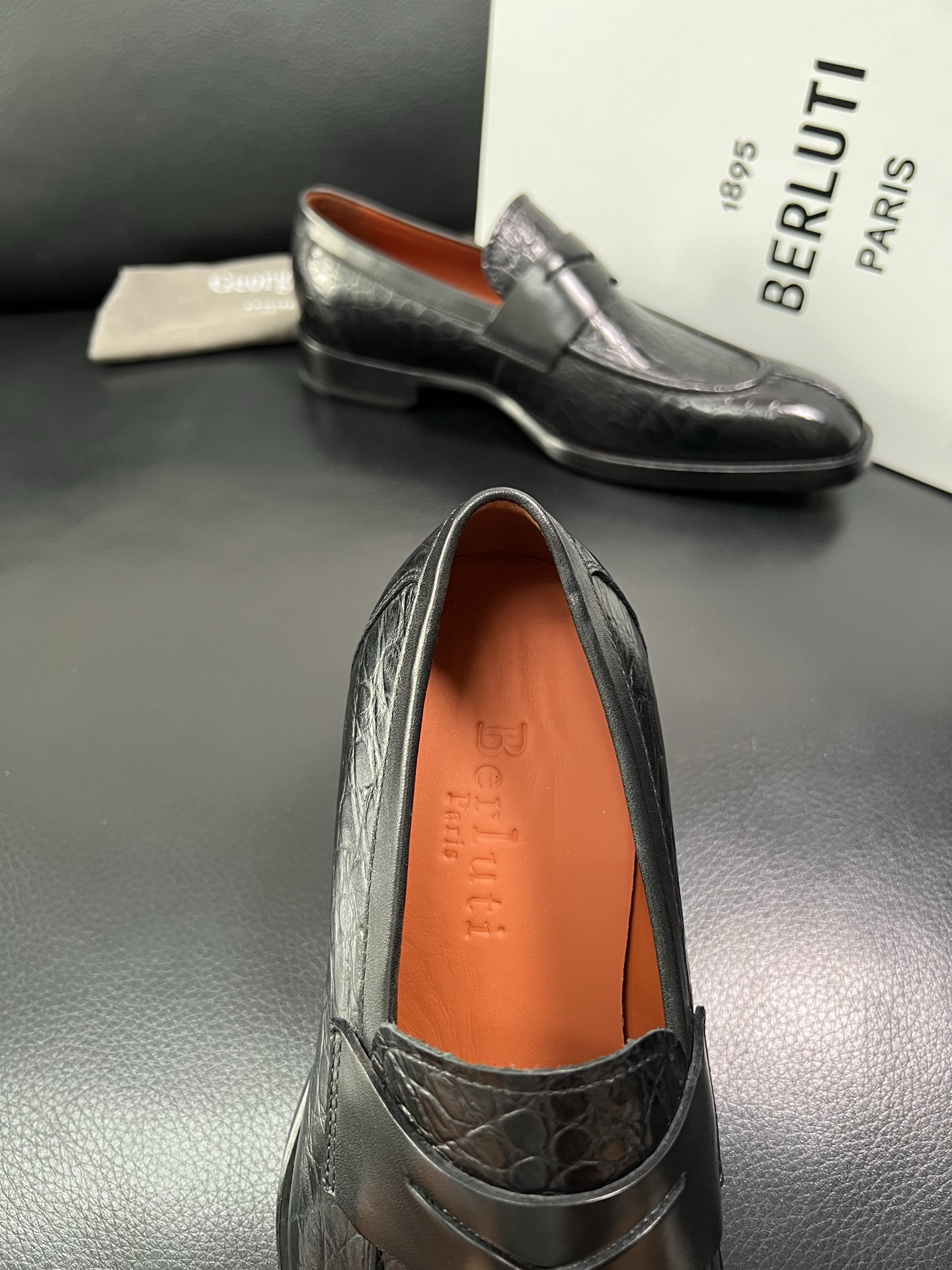 Berluti 顶级代购 布鲁提 专柜同步发售原厂配置，意大利进口牛皮面料，全进口水染牛皮里垫，鞋底：原