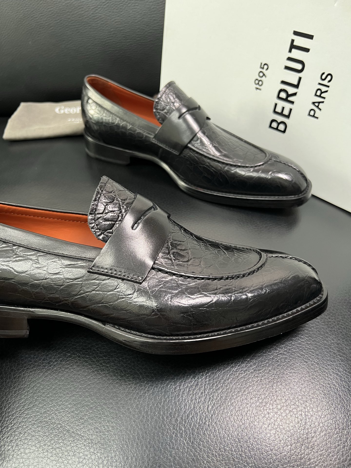 Berluti 顶级代购 布鲁提 专柜同步发售原厂配置，意大利进口牛皮面料，全进口水染牛皮里垫，鞋底：原