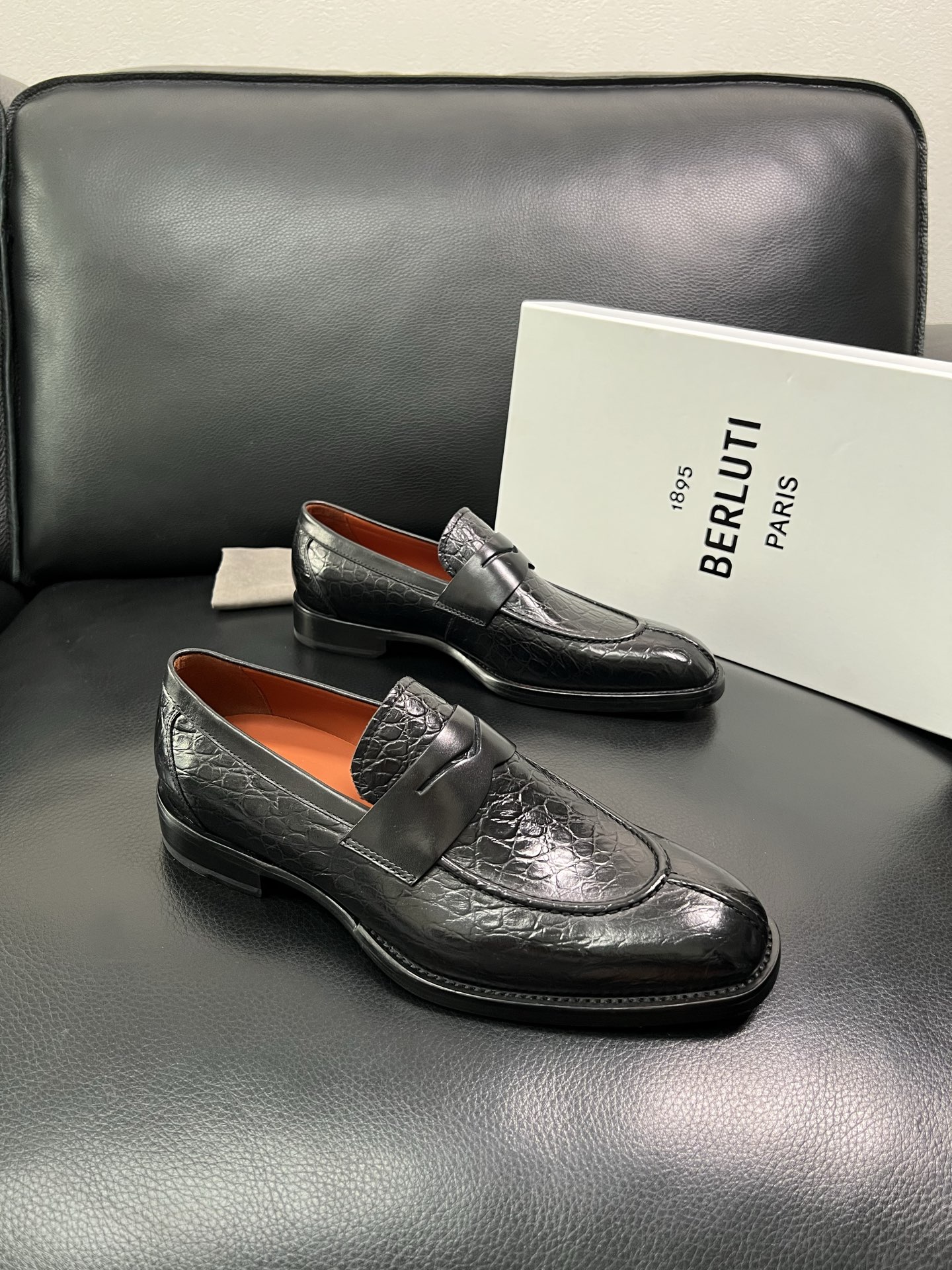 Berluti 顶级代购 布鲁提 专柜同步发售原厂配置，意大利进口牛皮面料，全进口水染牛皮里垫，鞋底：原