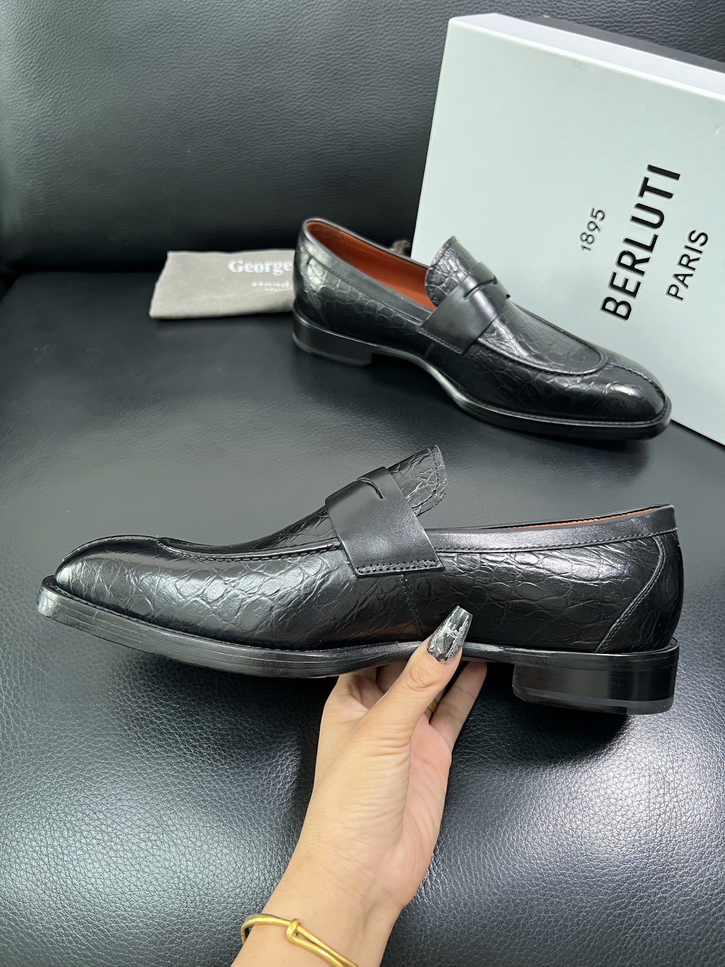 Berluti 顶级代购 布鲁提 专柜同步发售原厂配置，意大利进口牛皮面料，全进口水染牛皮里垫，鞋底：原