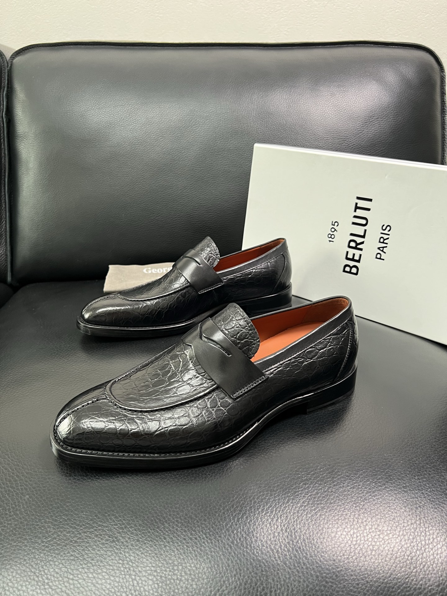 Berluti 顶级代购 布鲁提 专柜同步发售原厂配置，意大利进口牛皮面料，全进口水染牛皮里垫，鞋底：原