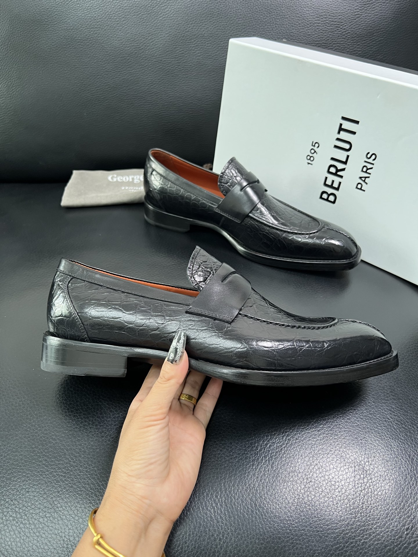Berluti 顶级代购 布鲁提 专柜同步发售原厂配置，意大利进口牛皮面料，全进口水染牛皮里垫，鞋底：原