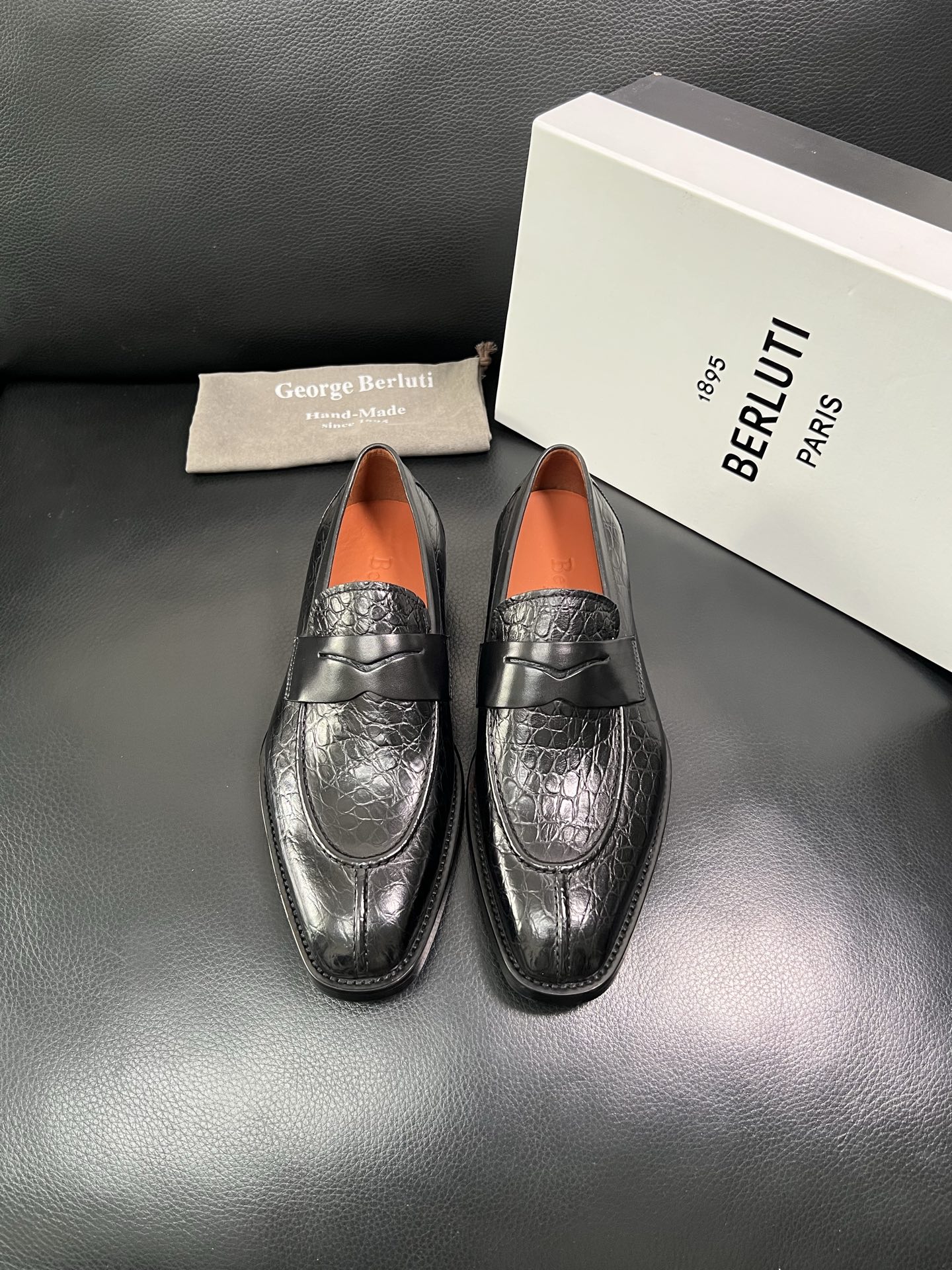 Berluti 顶级代购 布鲁提 专柜同步发售原厂配置，意大利进口牛皮面料，全进口水染牛皮里垫，鞋底：原