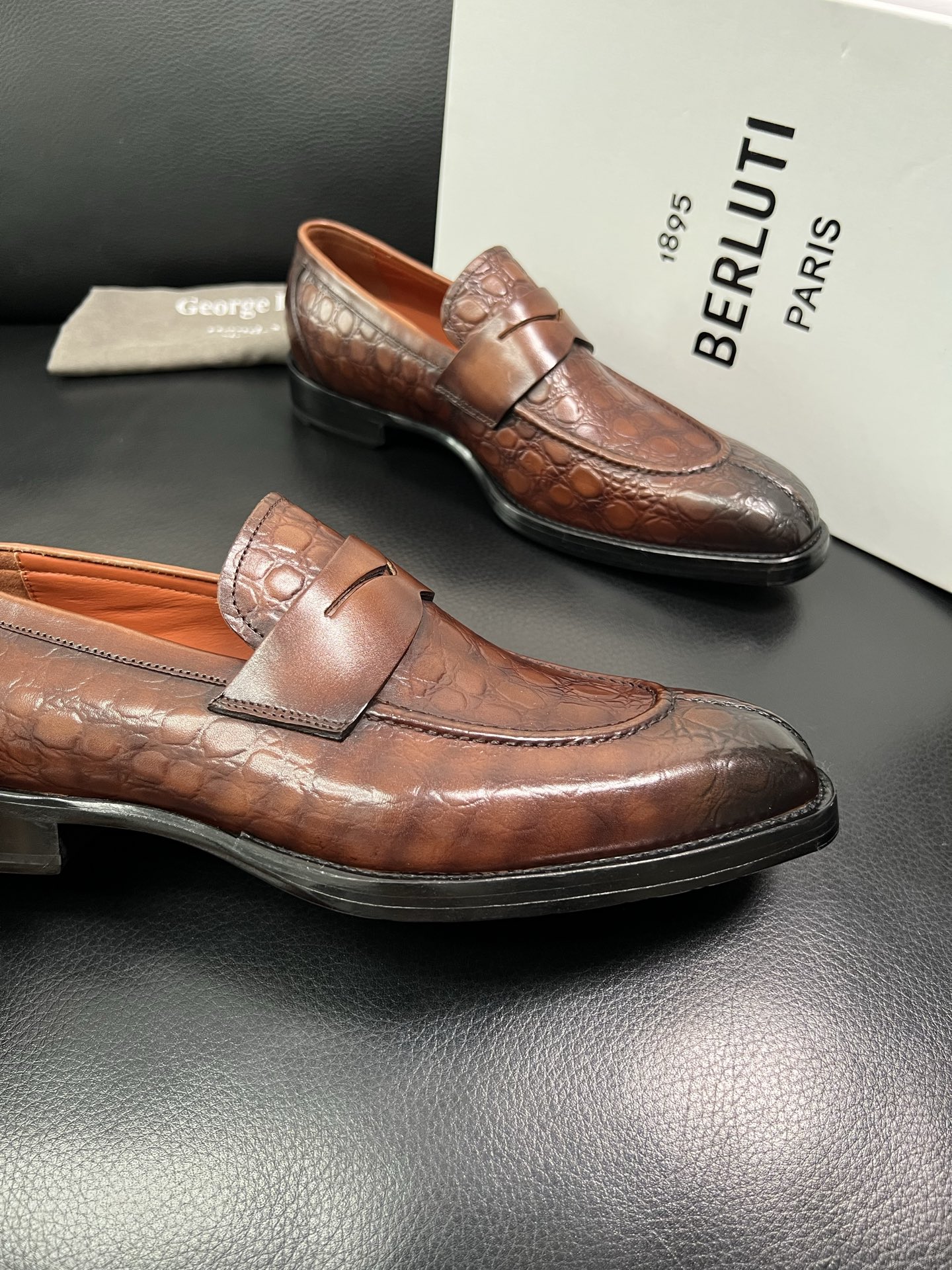 Berluti 顶级代购 布鲁提 专柜同步发售原厂配置，意大利进口牛皮面料，全进口水染牛皮里垫，鞋底：原