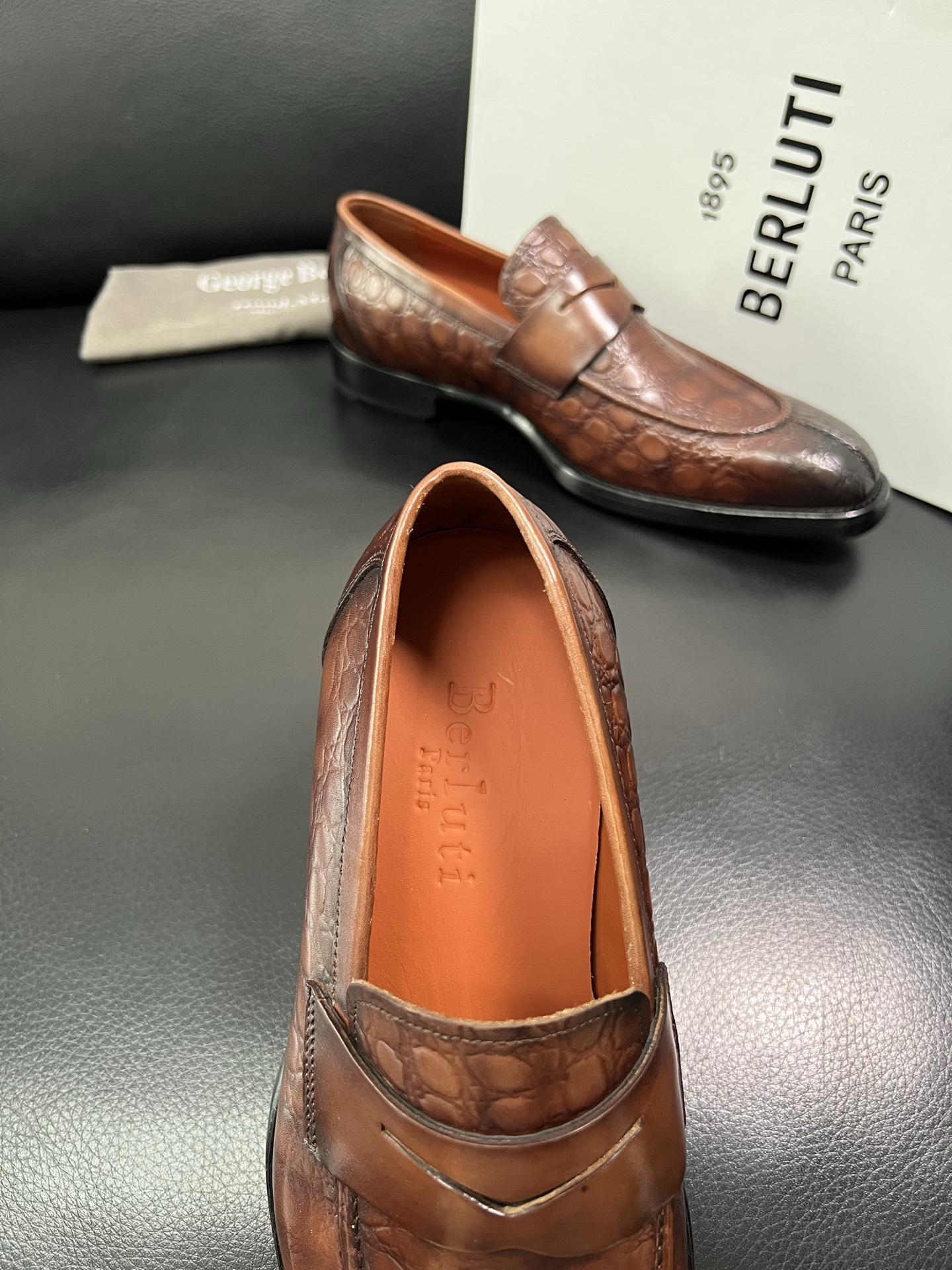 Berluti 顶级代购 布鲁提 专柜同步发售原厂配置，意大利进口牛皮面料，全进口水染牛皮里垫，鞋底：原