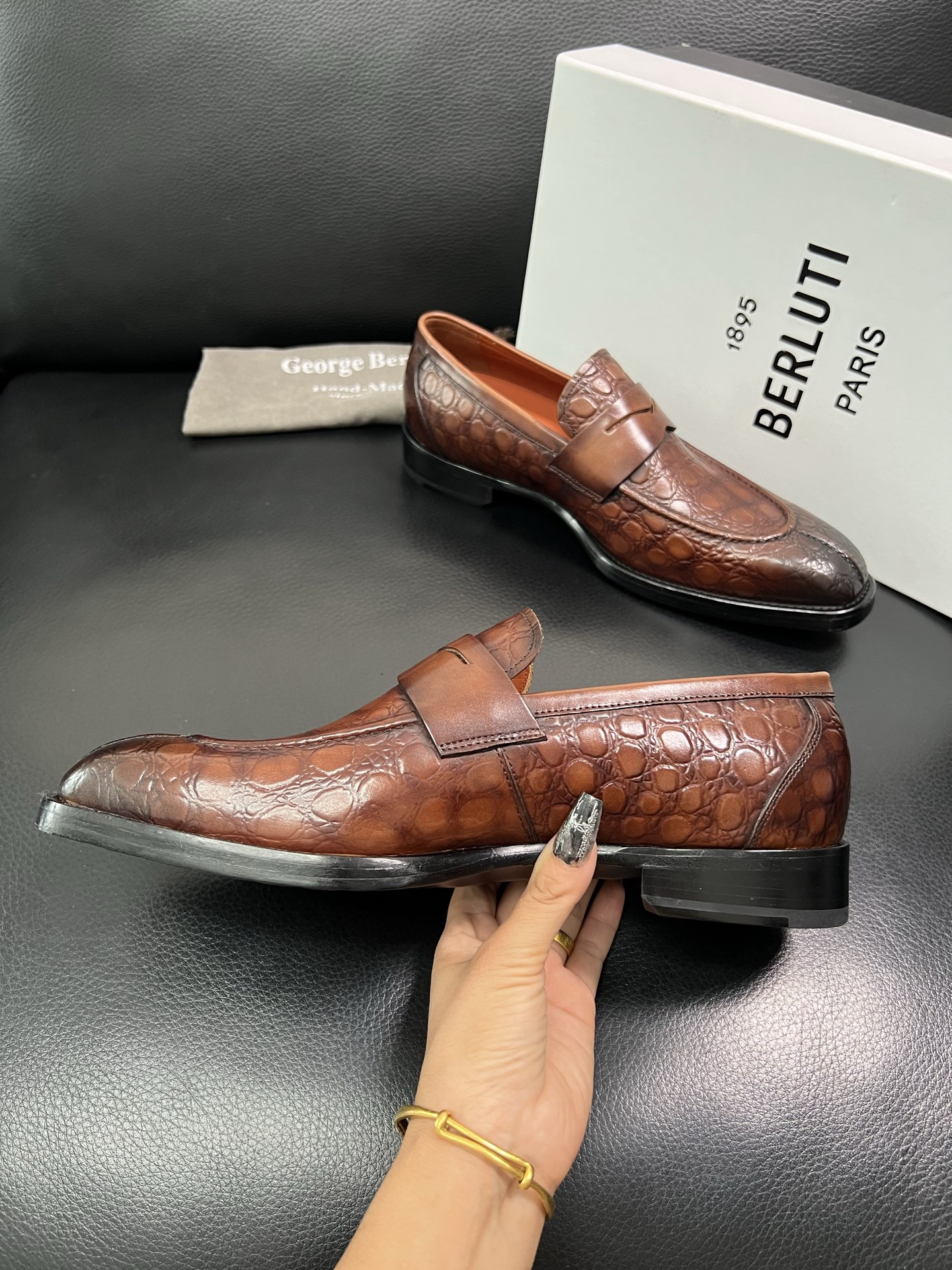 Berluti 顶级代购 布鲁提 专柜同步发售原厂配置，意大利进口牛皮面料，全进口水染牛皮里垫，鞋底：原