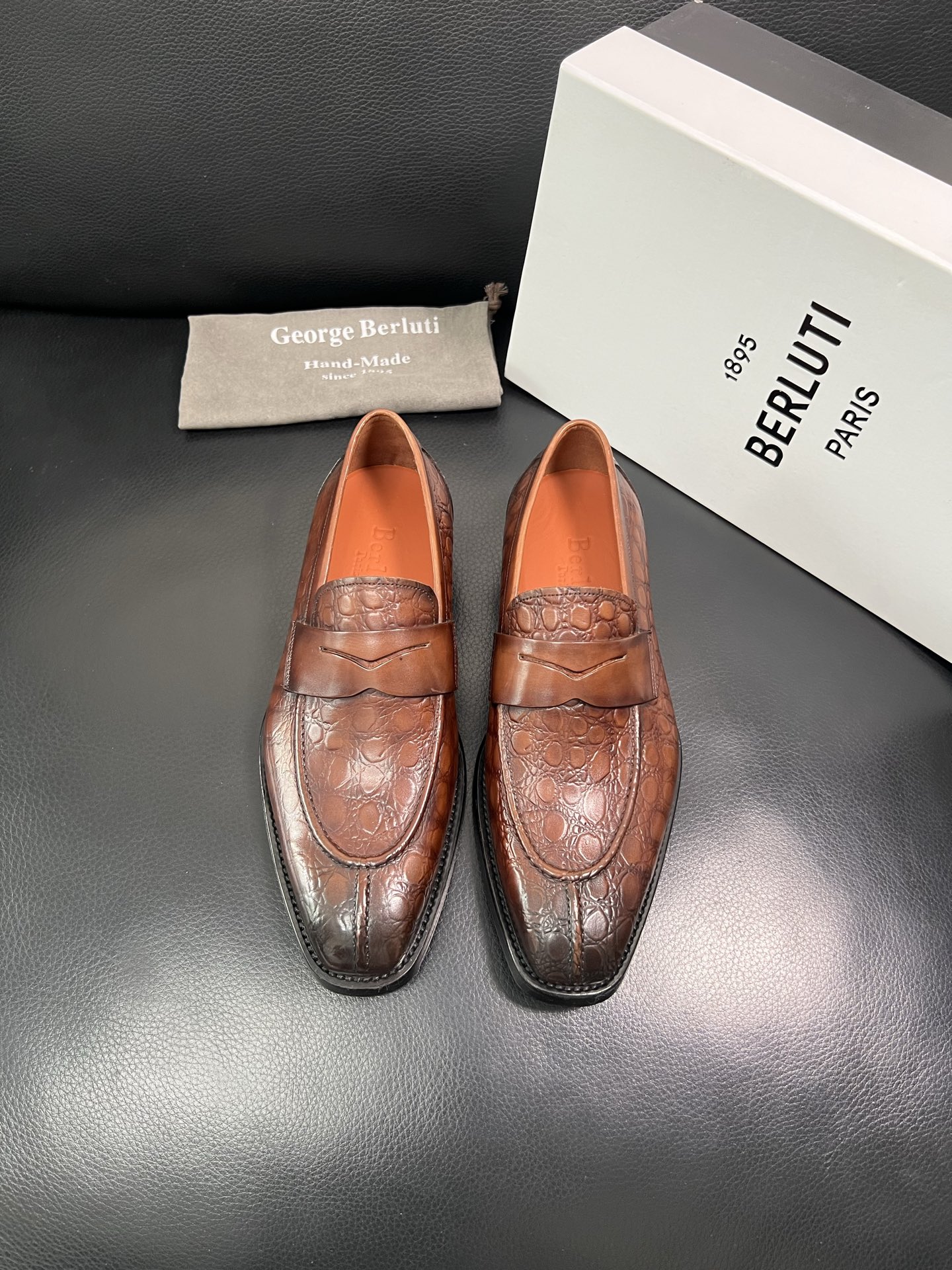 Berluti 顶级代购 布鲁提 专柜同步发售原厂配置，意大利进口牛皮面料，全进口水染牛皮里垫，鞋底：原