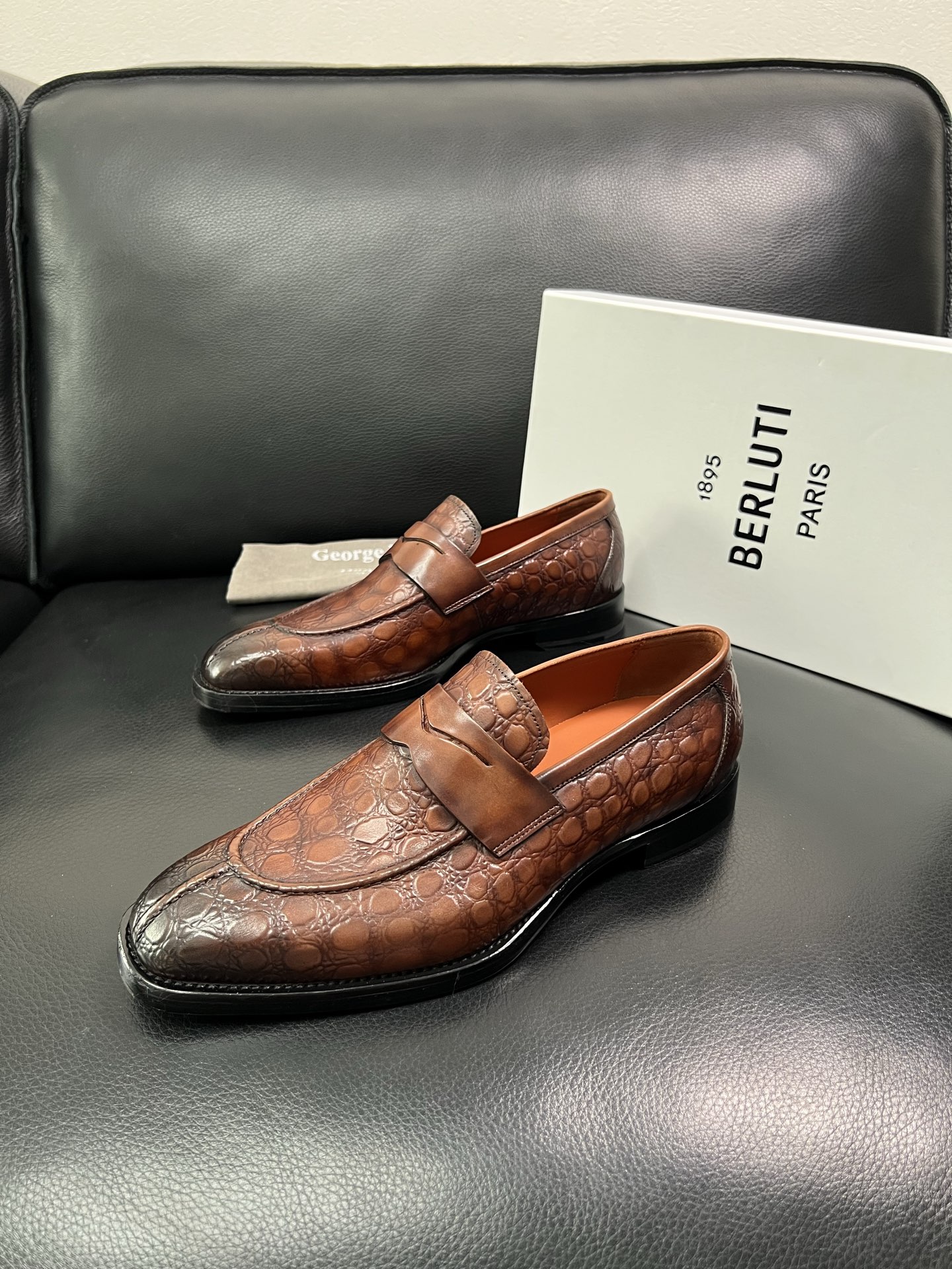 Berluti 顶级代购 布鲁提 专柜同步发售原厂配置，意大利进口牛皮面料，全进口水染牛皮里垫，鞋底：原