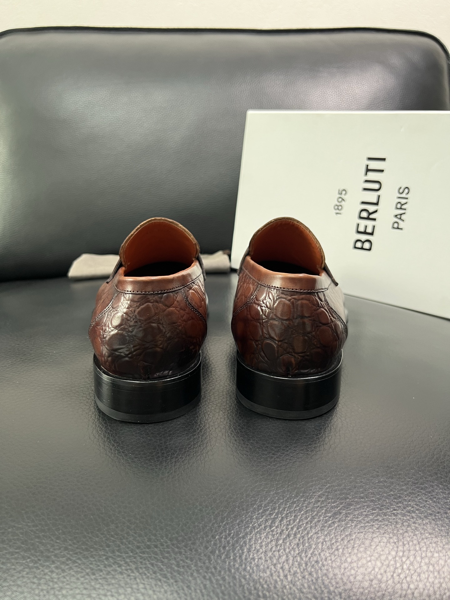 Berluti 顶级代购 布鲁提 专柜同步发售原厂配置，意大利进口牛皮面料，全进口水染牛皮里垫，鞋底：原