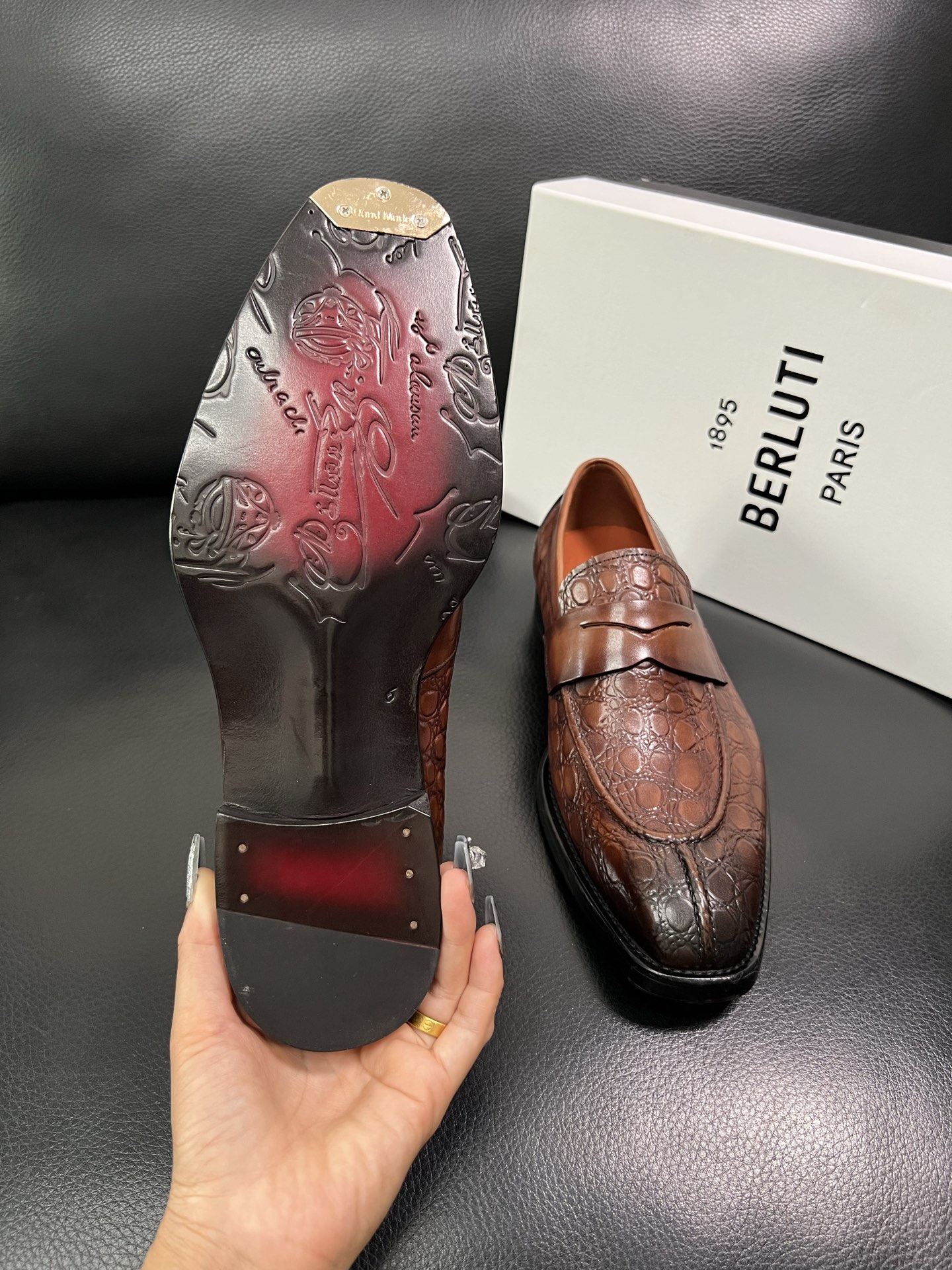 Berluti 顶级代购 布鲁提 专柜同步发售原厂配置，意大利进口牛皮面料，全进口水染牛皮里垫，鞋底：原