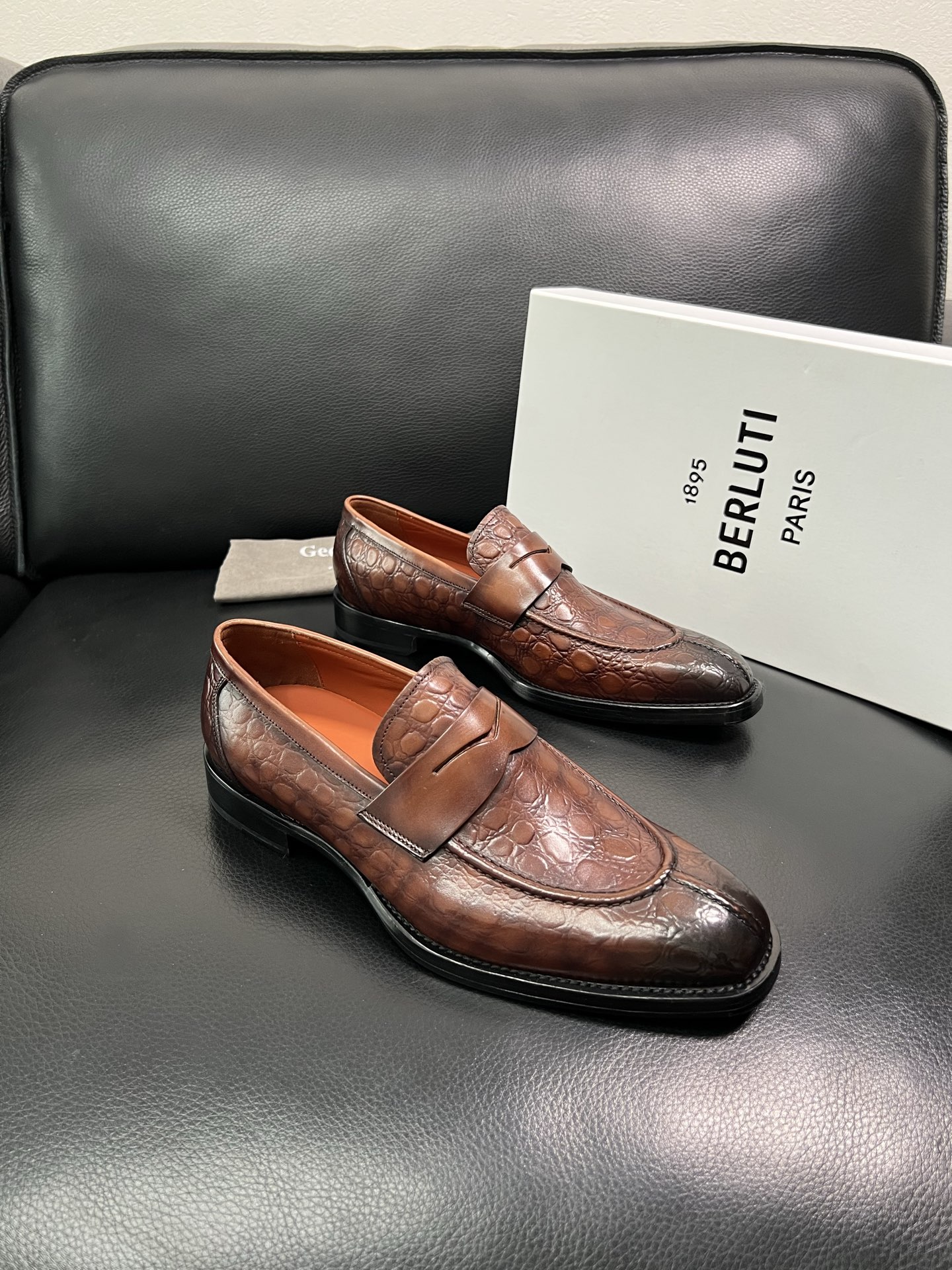 Berluti 顶级代购 布鲁提 专柜同步发售原厂配置，意大利进口牛皮面料，全进口水染牛皮里垫，鞋底：原