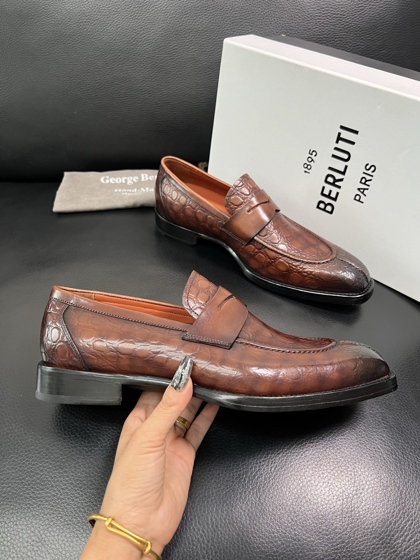 Berluti 顶级代购 布鲁提 专柜同步发售原厂配置，意大利进口牛皮面料，全进口水染牛皮里垫，鞋底：原