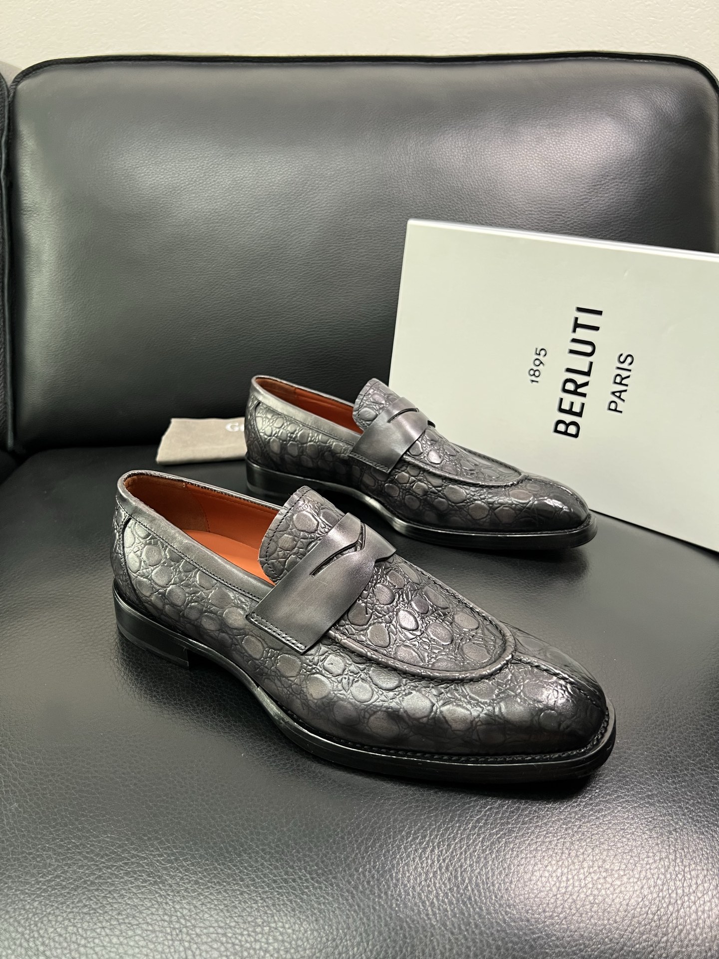 Berluti 顶级代购 布鲁提 专柜同步发售原厂配置，意大利进口牛皮面料，全进口水染牛皮里垫，鞋底：原