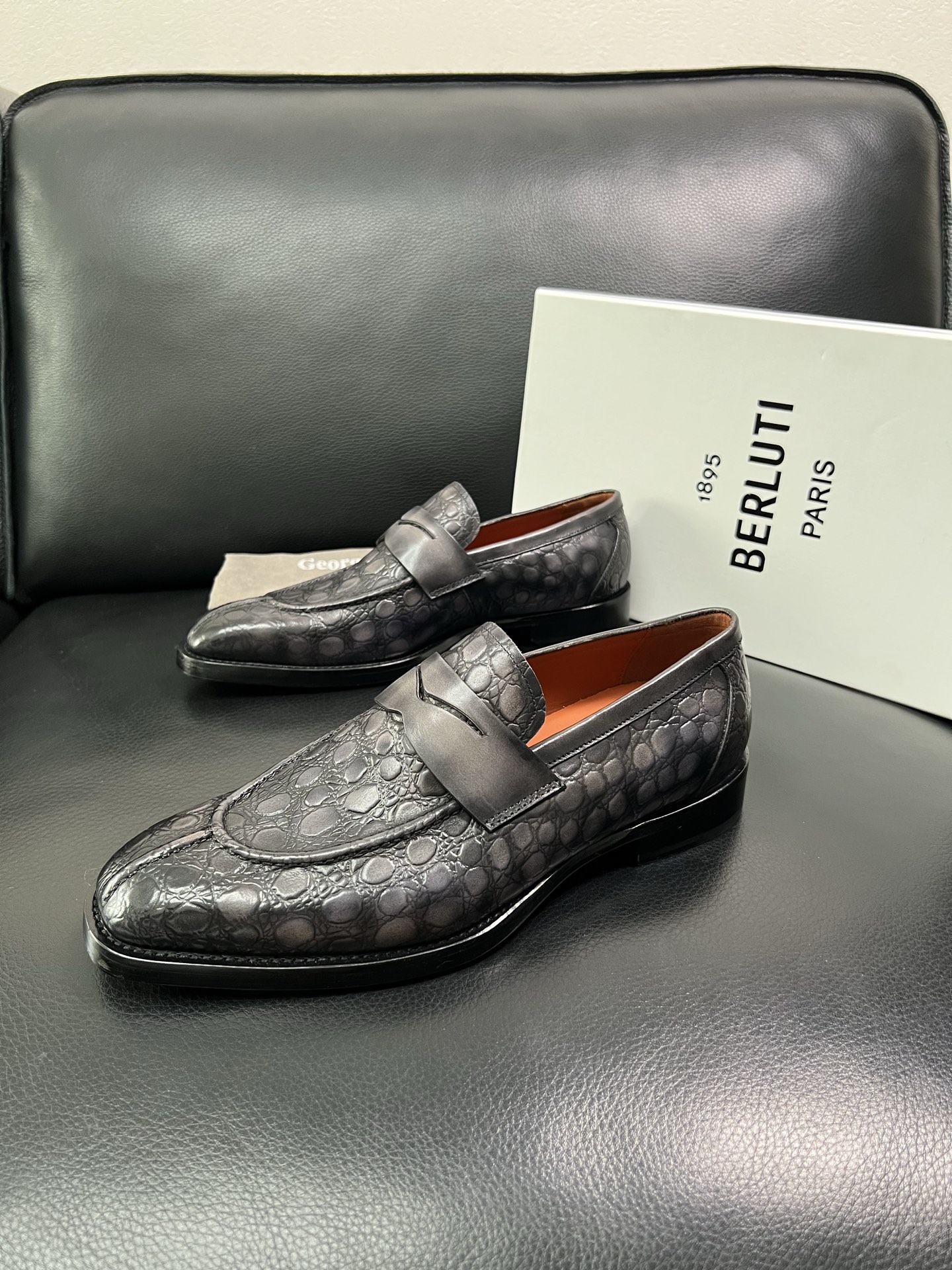Berluti 顶级代购 布鲁提 专柜同步发售原厂配置，意大利进口牛皮面料，全进口水染牛皮里垫，鞋底：原