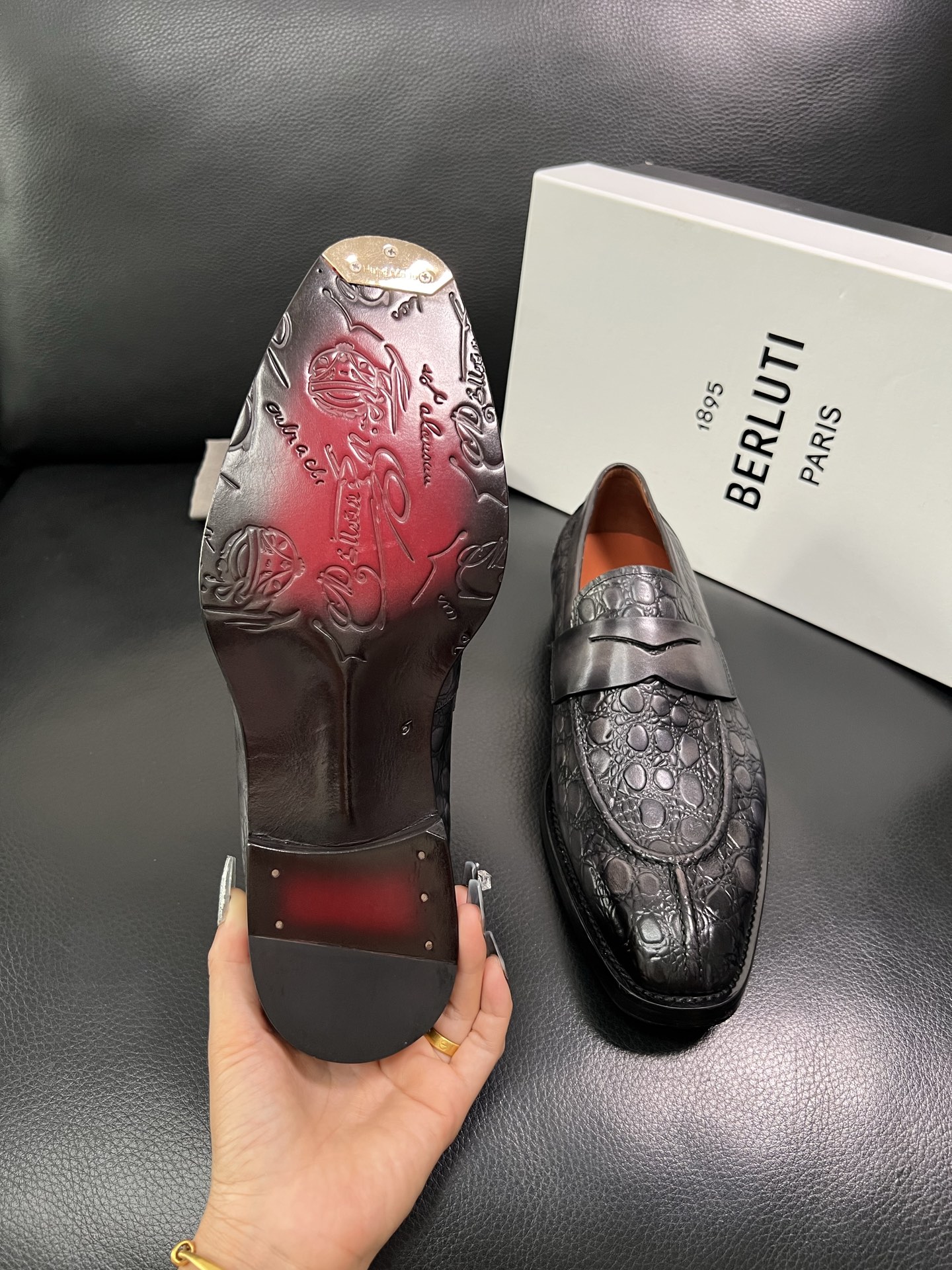 Berluti 顶级代购 布鲁提 专柜同步发售原厂配置，意大利进口牛皮面料，全进口水染牛皮里垫，鞋底：原