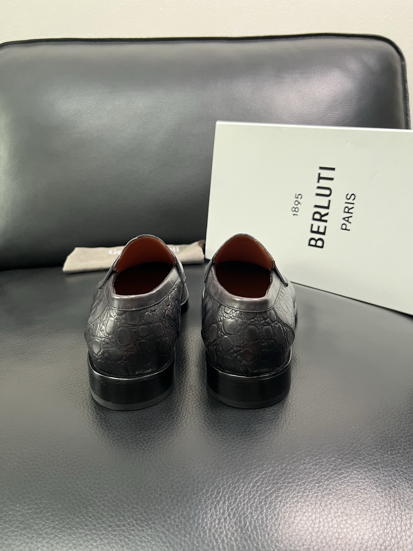 Berluti 顶级代购 布鲁提 专柜同步发售原厂配置，意大利进口牛皮面料，全进口水染牛皮里垫，鞋底：原