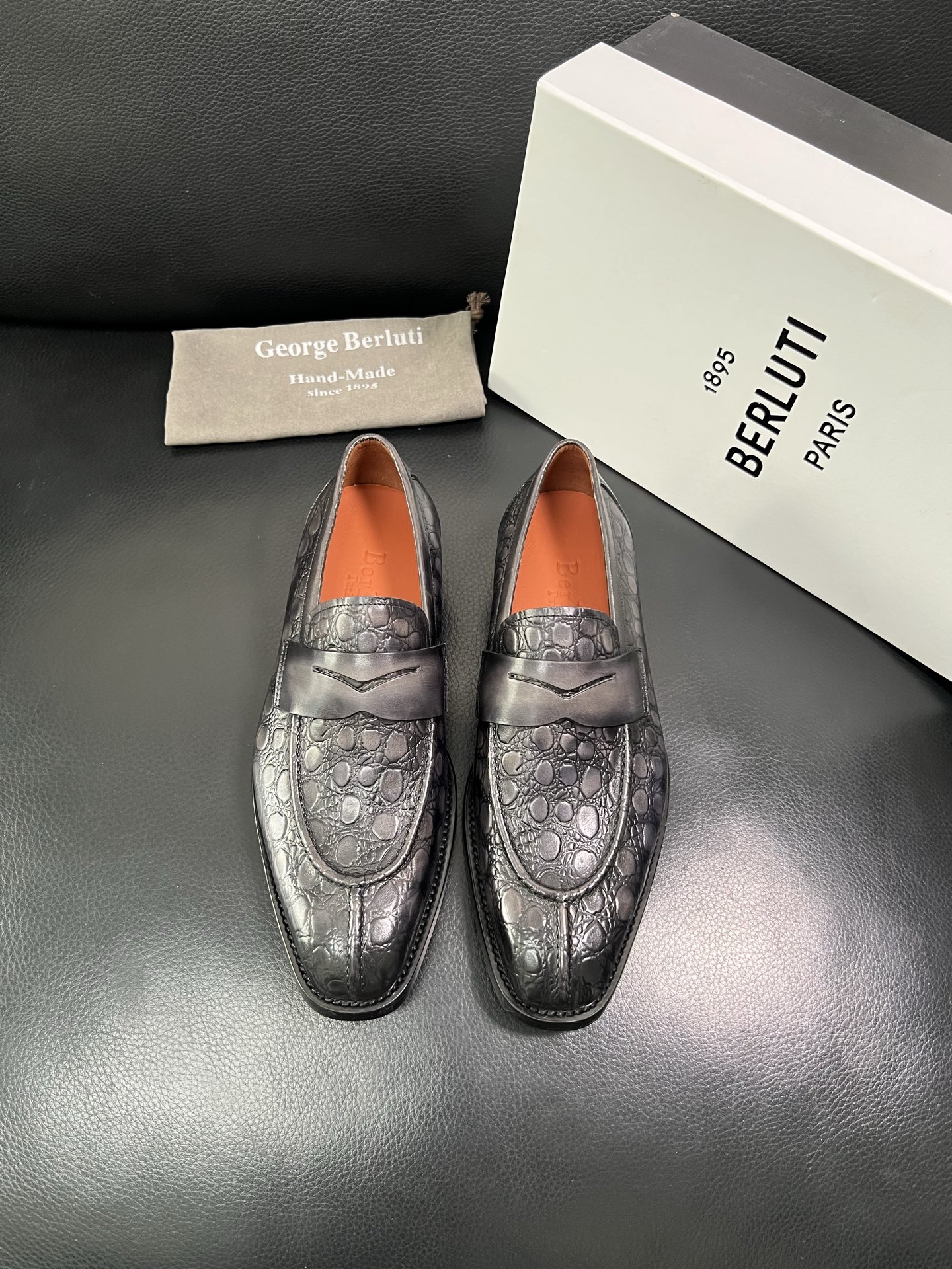 Berluti 顶级代购 布鲁提 专柜同步发售原厂配置，意大利进口牛皮面料，全进口水染牛皮里垫，鞋底：原