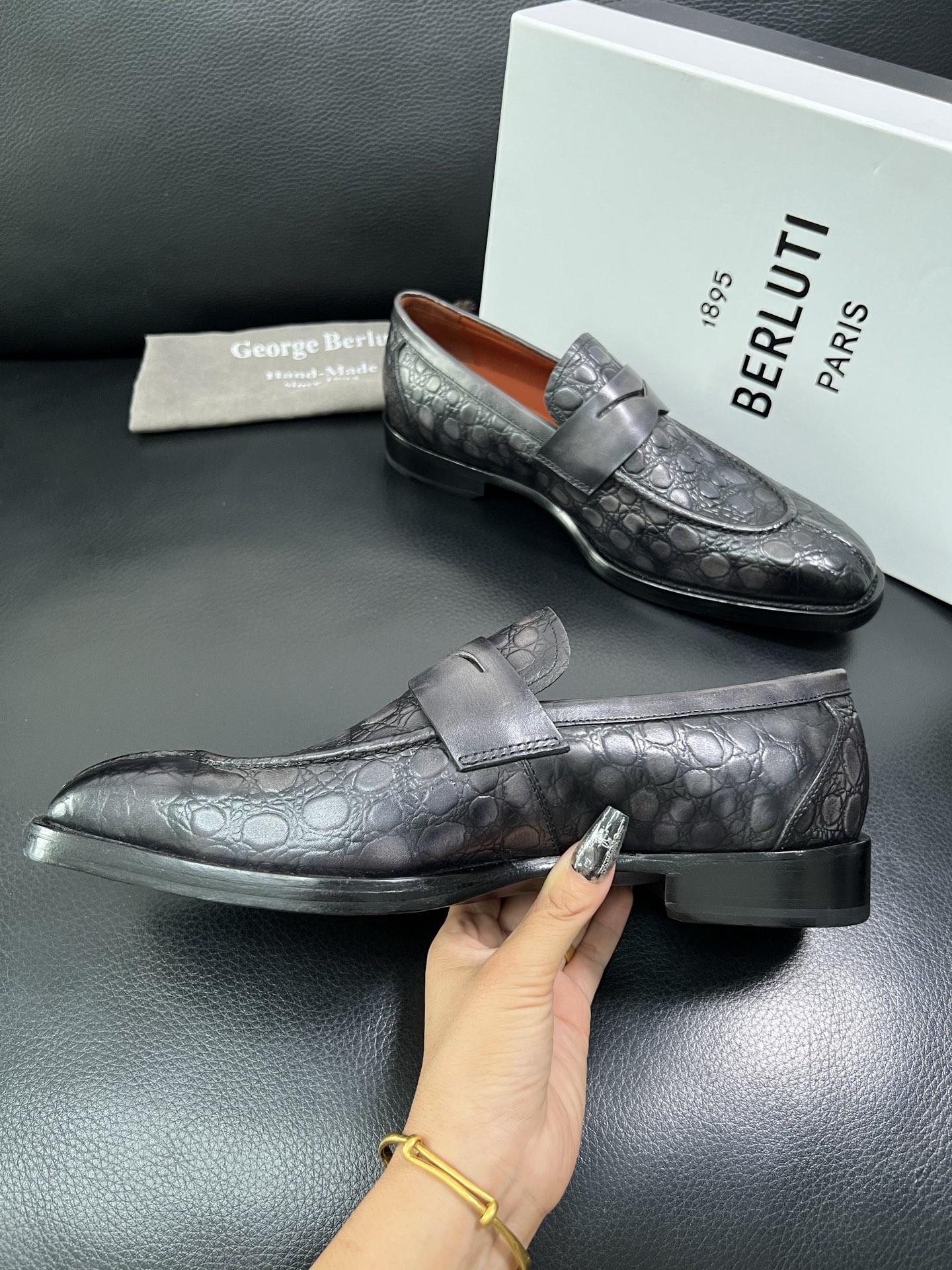 Berluti 顶级代购 布鲁提 专柜同步发售原厂配置，意大利进口牛皮面料，全进口水染牛皮里垫，鞋底：原
