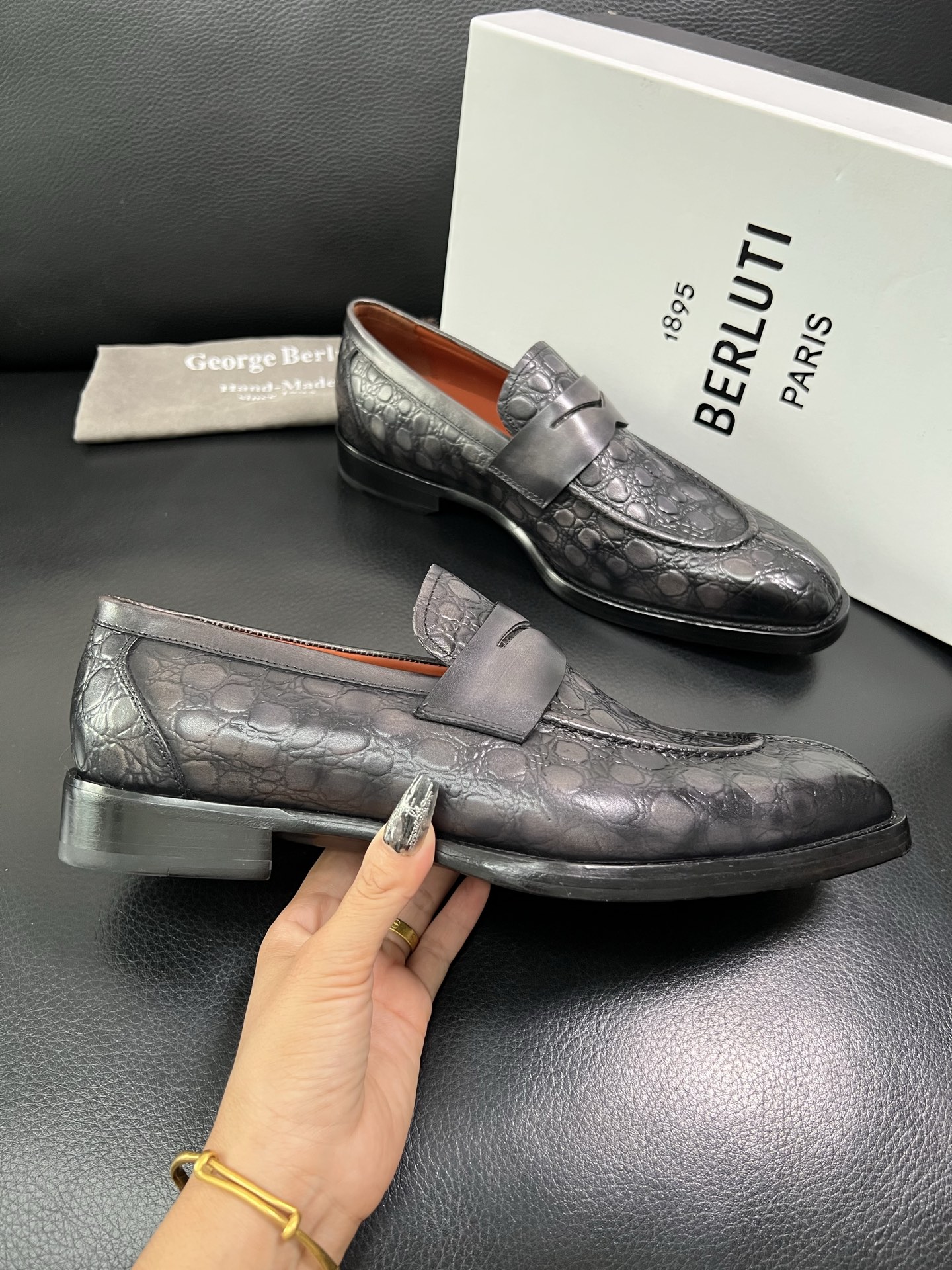 Berluti 顶级代购 布鲁提 专柜同步发售原厂配置，意大利进口牛皮面料，全进口水染牛皮里垫，鞋底：原