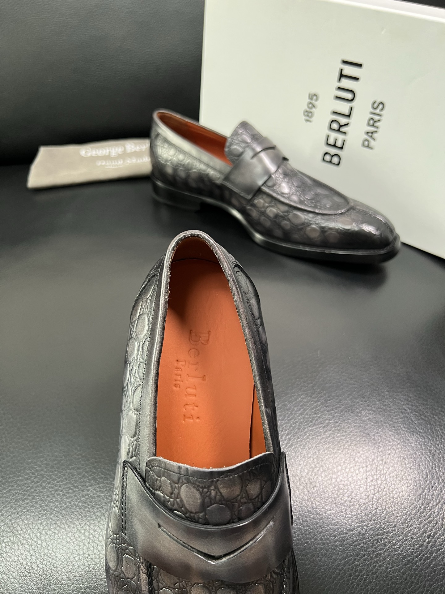 Berluti 顶级代购 布鲁提 专柜同步发售原厂配置，意大利进口牛皮面料，全进口水染牛皮里垫，鞋底：原