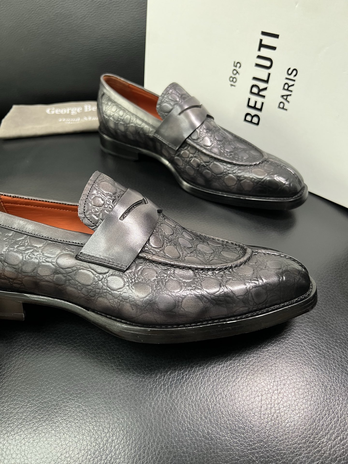 Berluti 顶级代购 布鲁提 专柜同步发售原厂配置，意大利进口牛皮面料，全进口水染牛皮里垫，鞋底：原