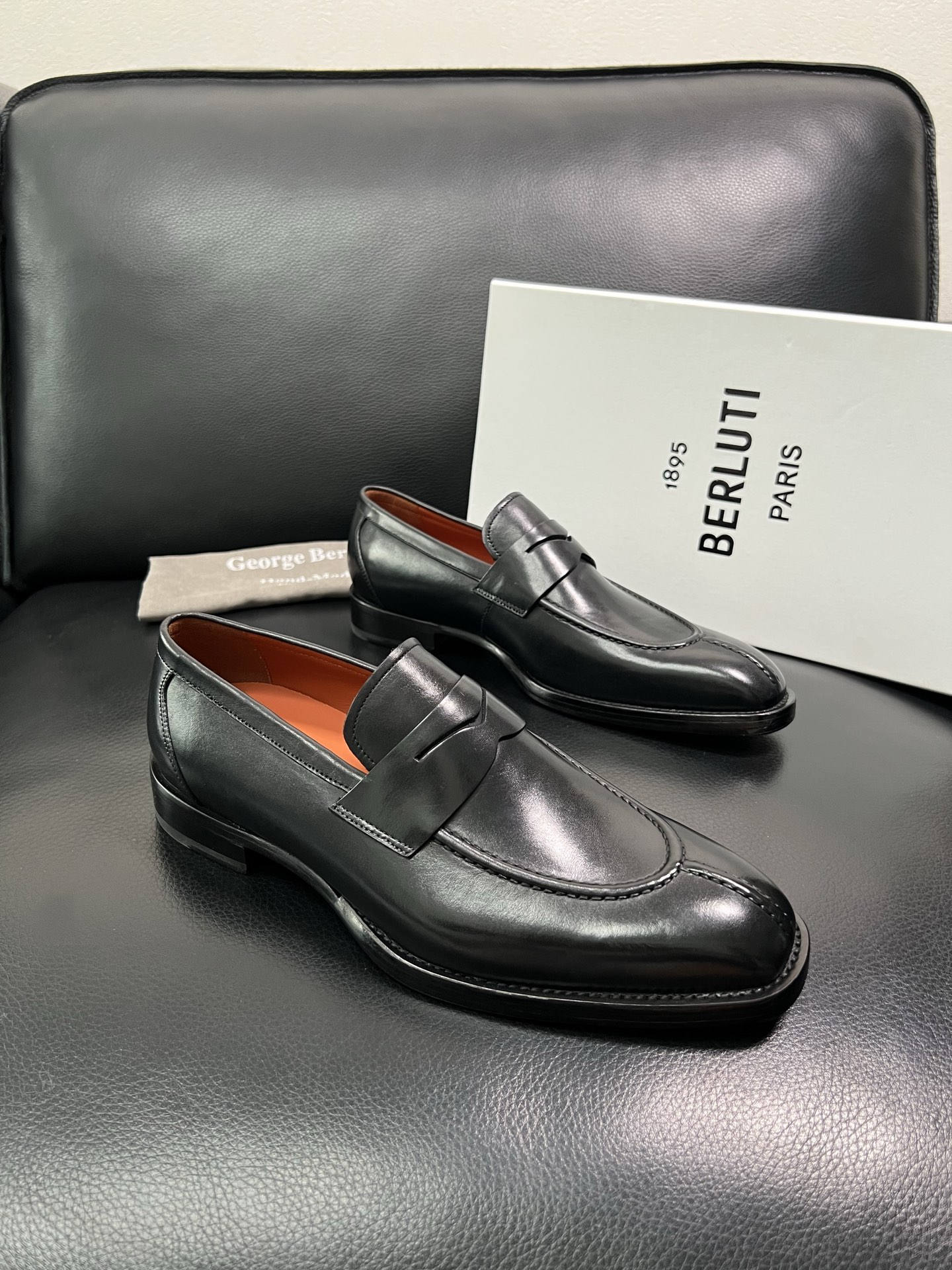 Berluti 顶级代购 布鲁提 专柜同步发售原厂配置，意大利进口牛皮面料，全进口水染牛皮里垫，鞋底：原
