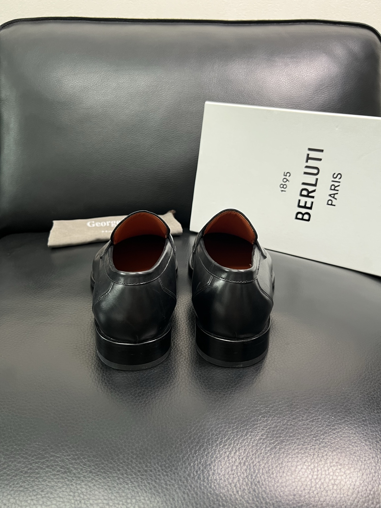 Berluti 顶级代购 布鲁提 专柜同步发售原厂配置，意大利进口牛皮面料，全进口水染牛皮里垫，鞋底：原
