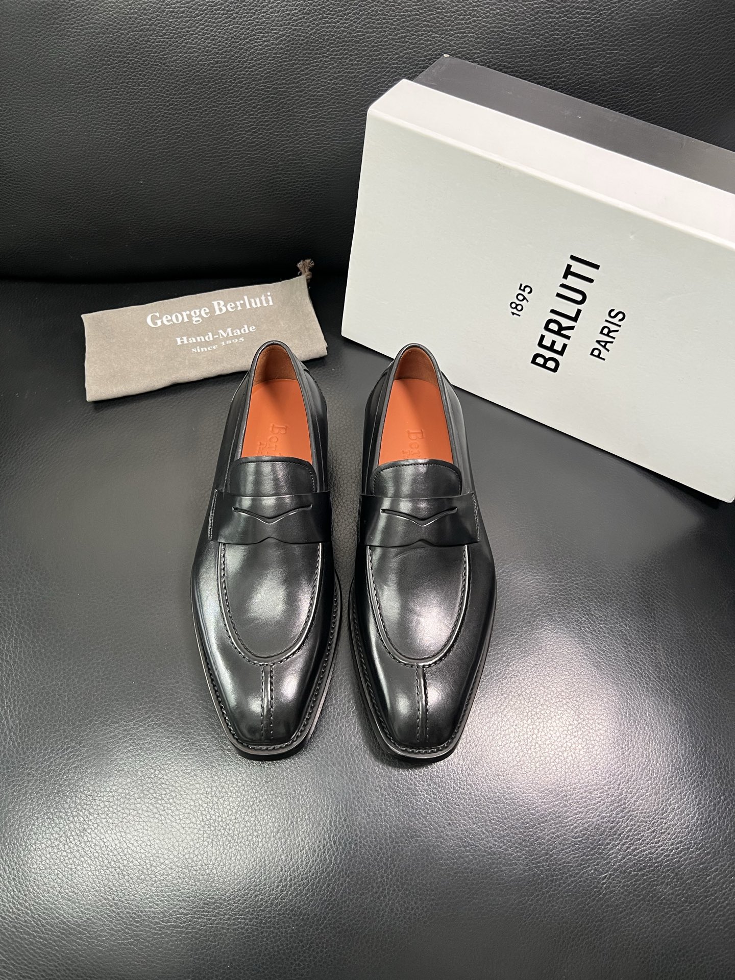 Berluti 顶级代购 布鲁提 专柜同步发售原厂配置，意大利进口牛皮面料，全进口水染牛皮里垫，鞋底：原