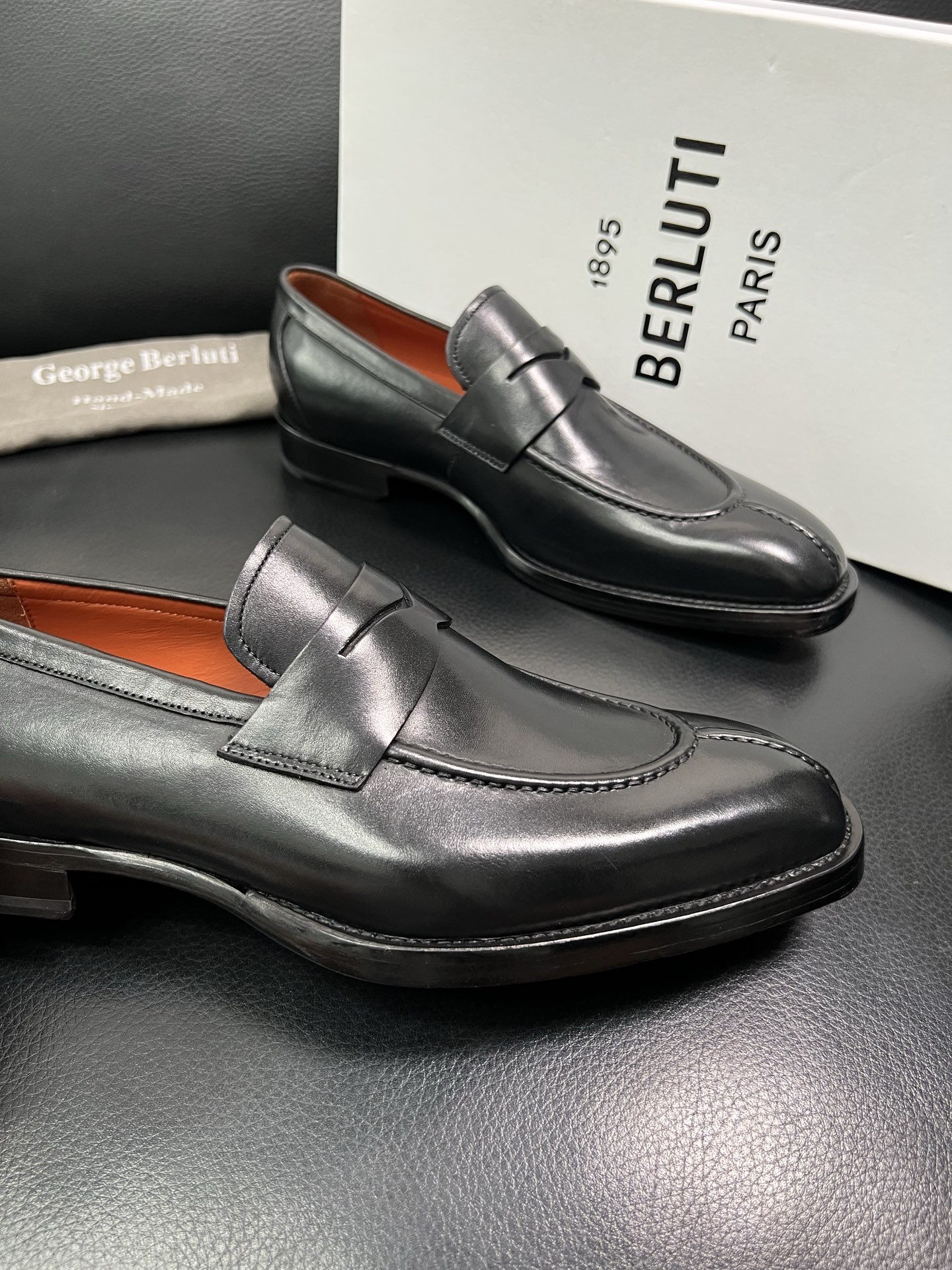 Berluti 顶级代购 布鲁提 专柜同步发售原厂配置，意大利进口牛皮面料，全进口水染牛皮里垫，鞋底：原