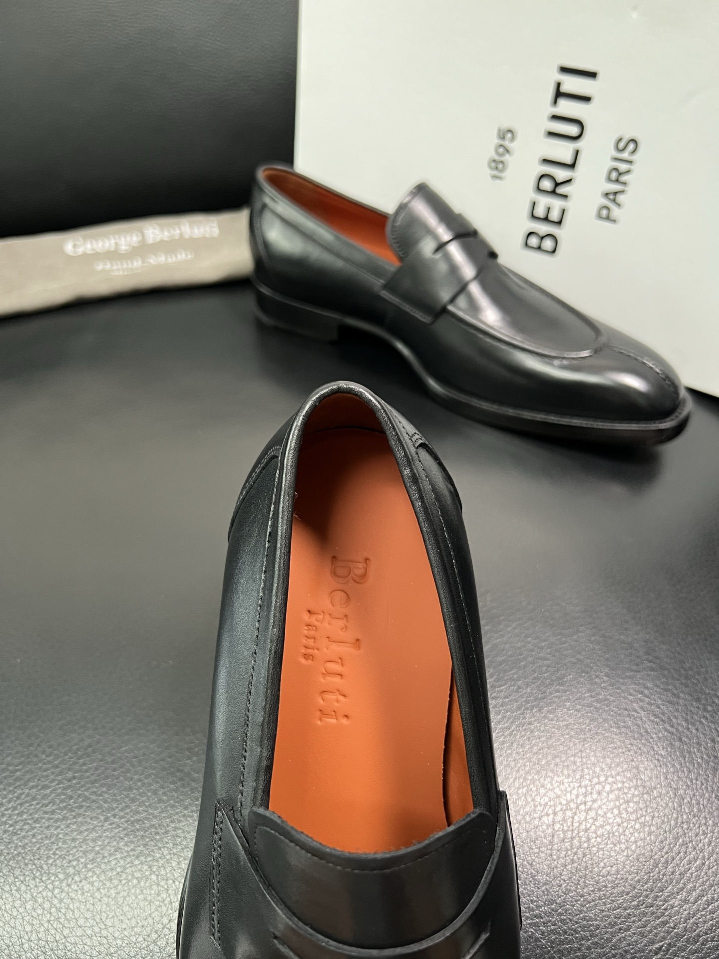 Berluti 顶级代购 布鲁提 专柜同步发售原厂配置，意大利进口牛皮面料，全进口水染牛皮里垫，鞋底：原