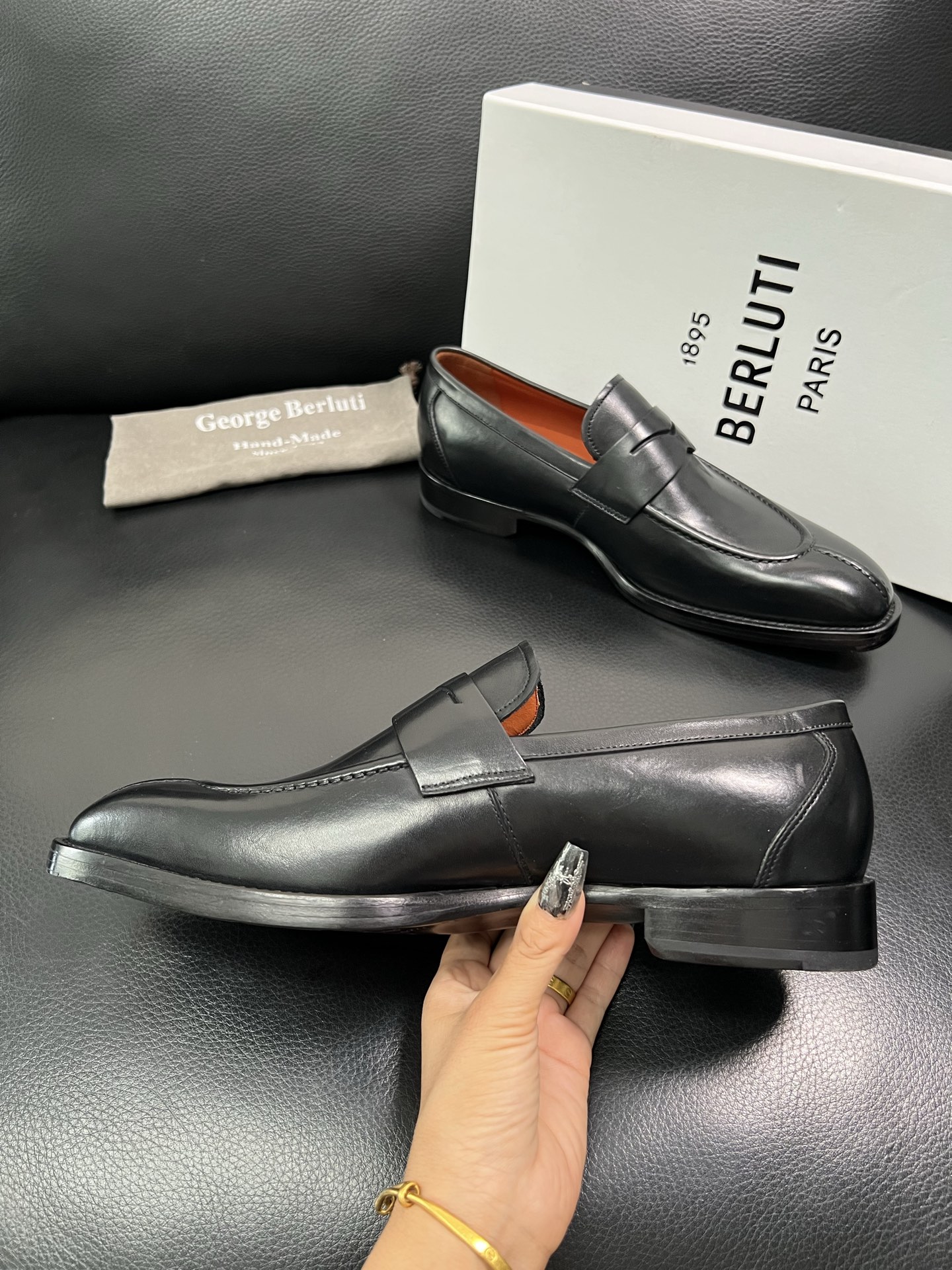 Berluti 顶级代购 布鲁提 专柜同步发售原厂配置，意大利进口牛皮面料，全进口水染牛皮里垫，鞋底：原