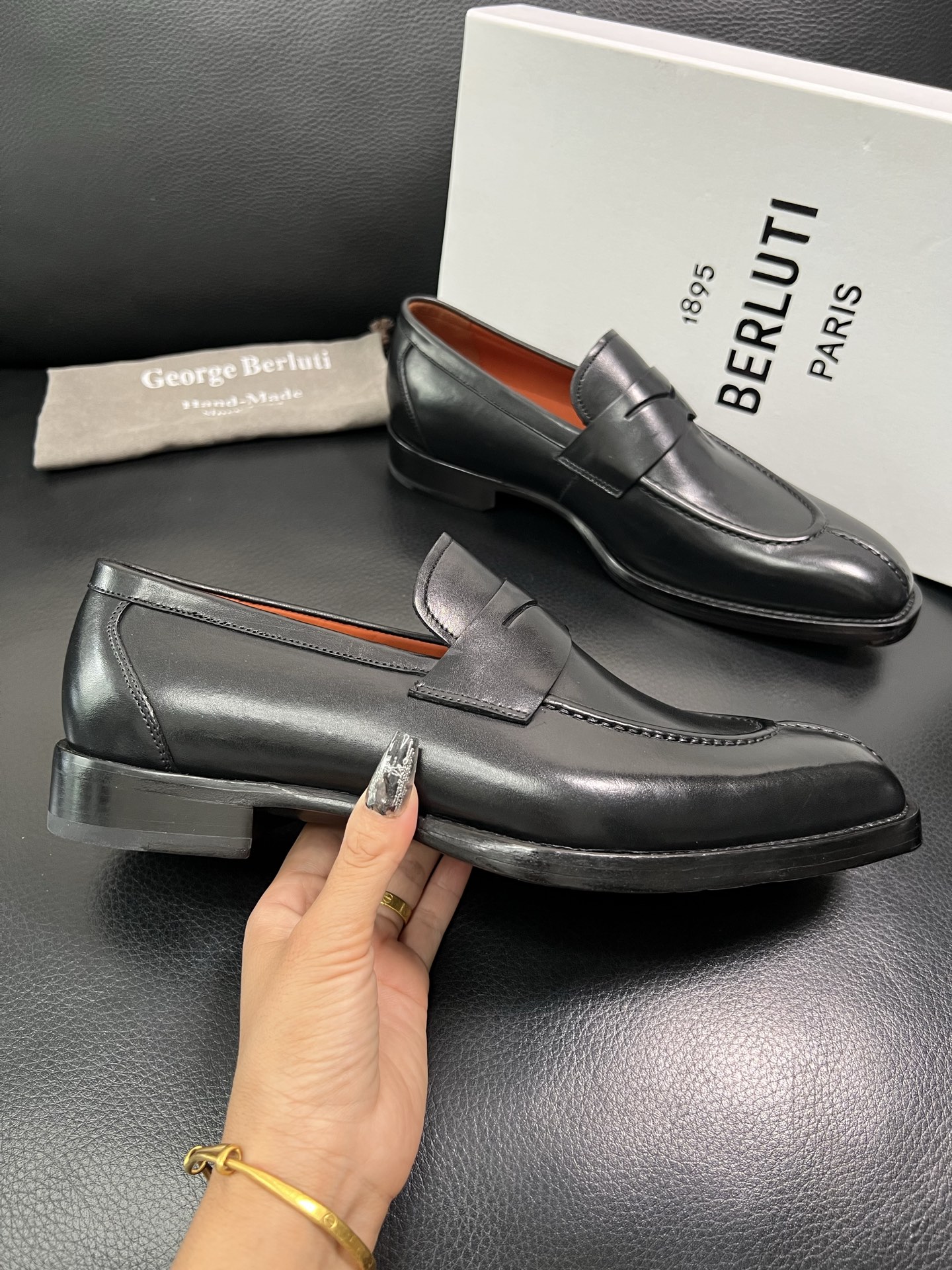 Berluti 顶级代购 布鲁提 专柜同步发售原厂配置，意大利进口牛皮面料，全进口水染牛皮里垫，鞋底：原