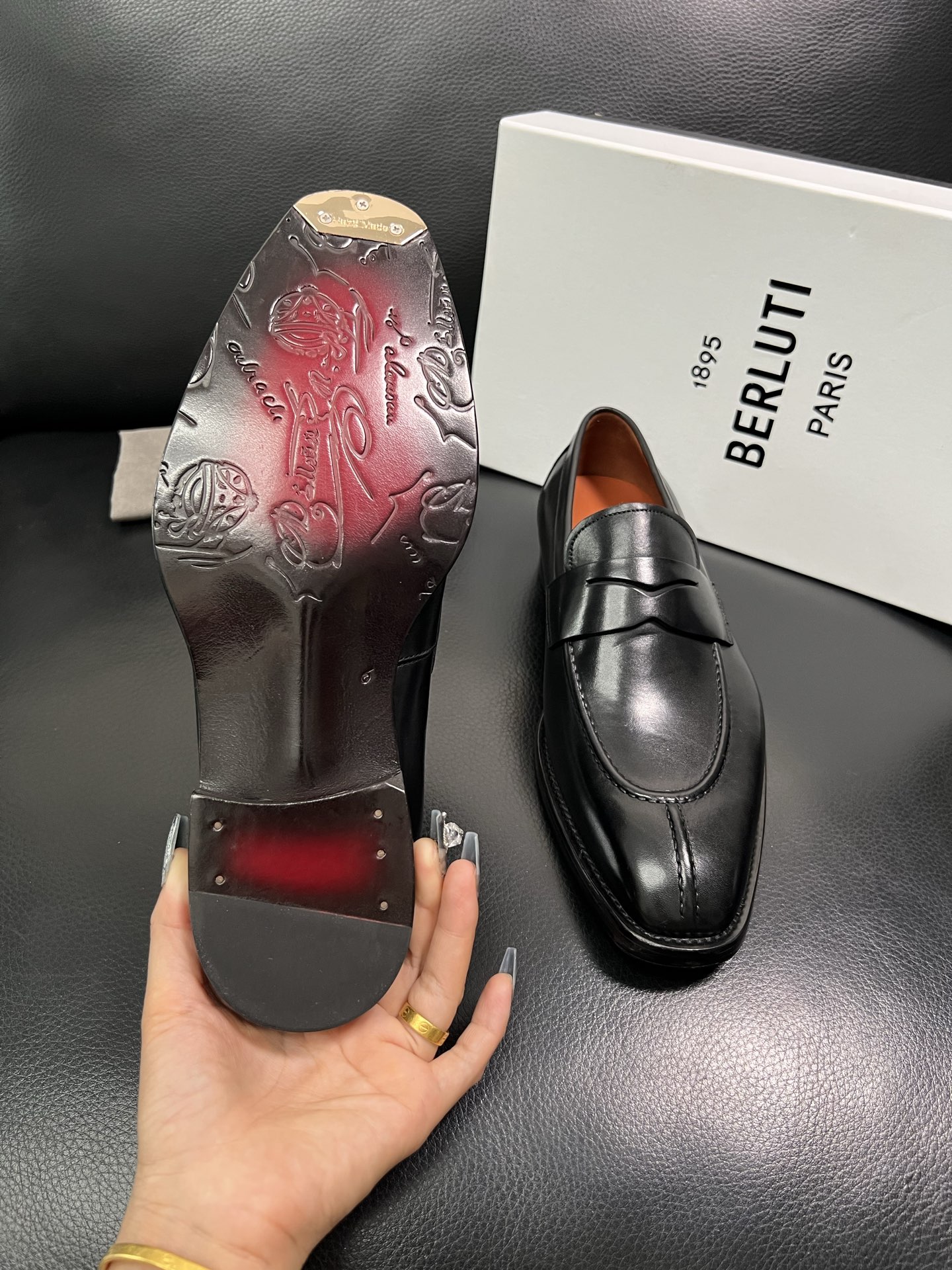 Berluti 顶级代购 布鲁提 专柜同步发售原厂配置，意大利进口牛皮面料，全进口水染牛皮里垫，鞋底：原