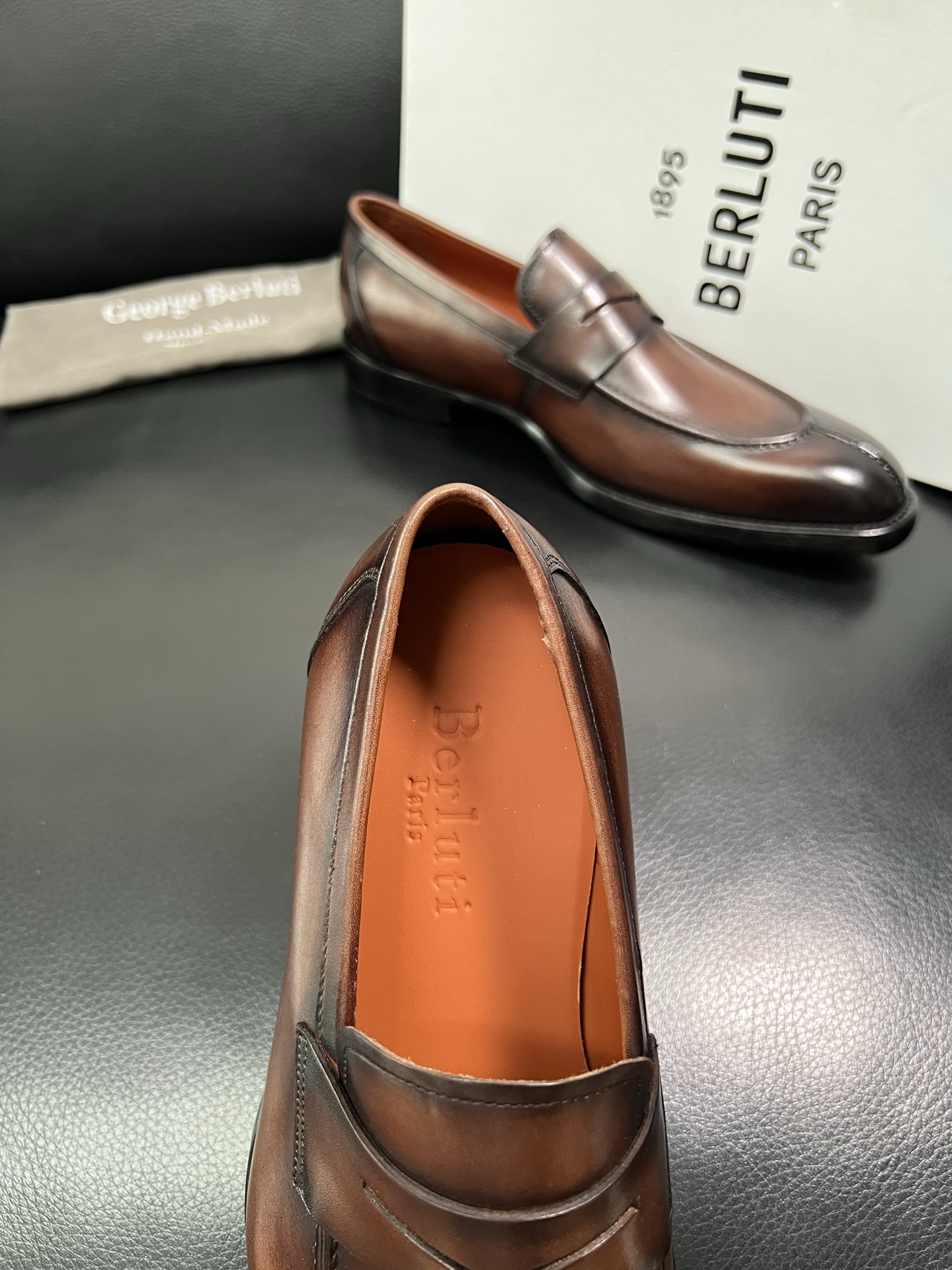 Berluti 顶级代购 布鲁提 专柜同步发售原厂配置，意大利进口牛皮面料，全进口水染牛皮里垫，鞋底：原