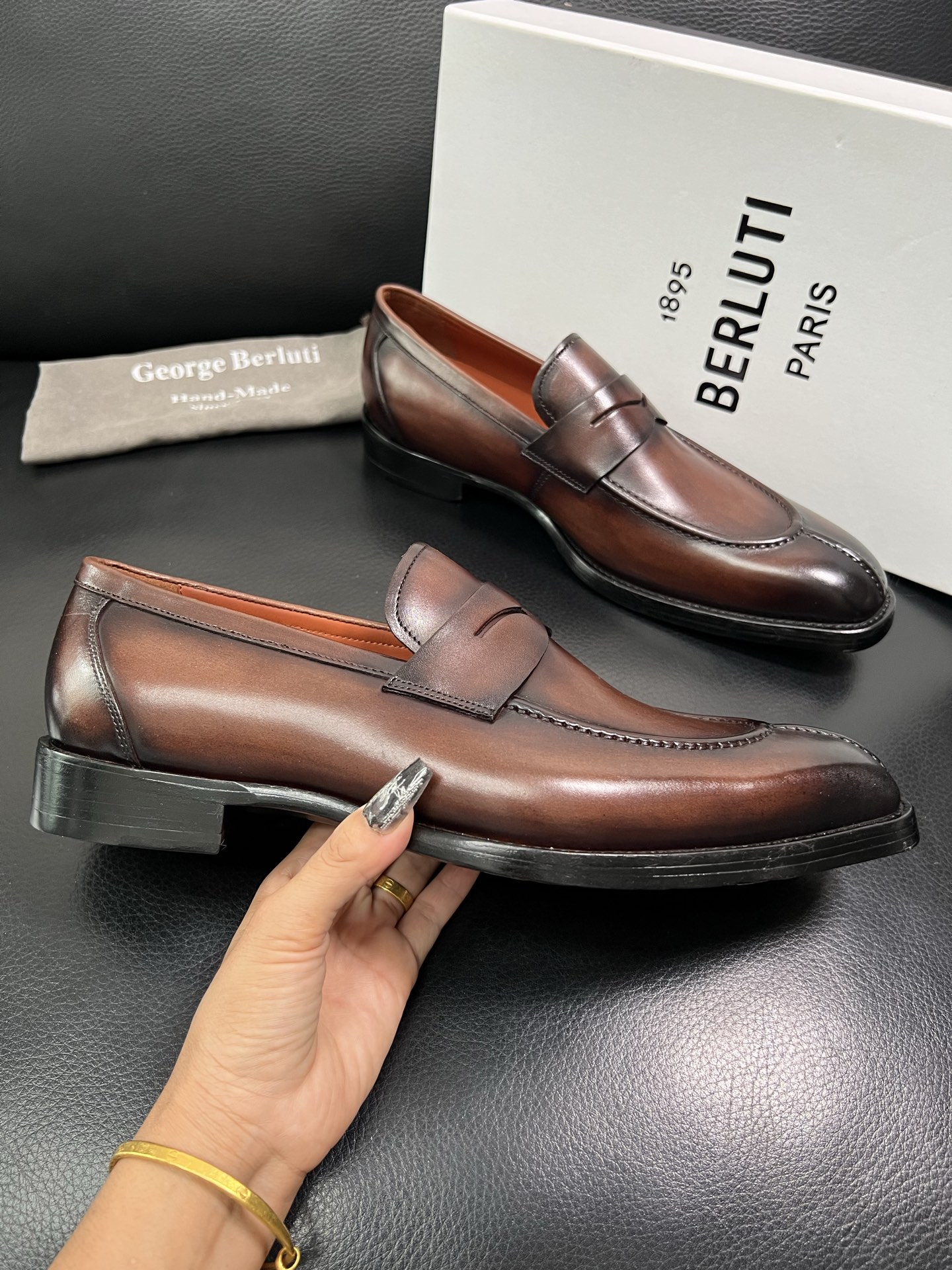 Berluti 顶级代购 布鲁提 专柜同步发售原厂配置，意大利进口牛皮面料，全进口水染牛皮里垫，鞋底：原