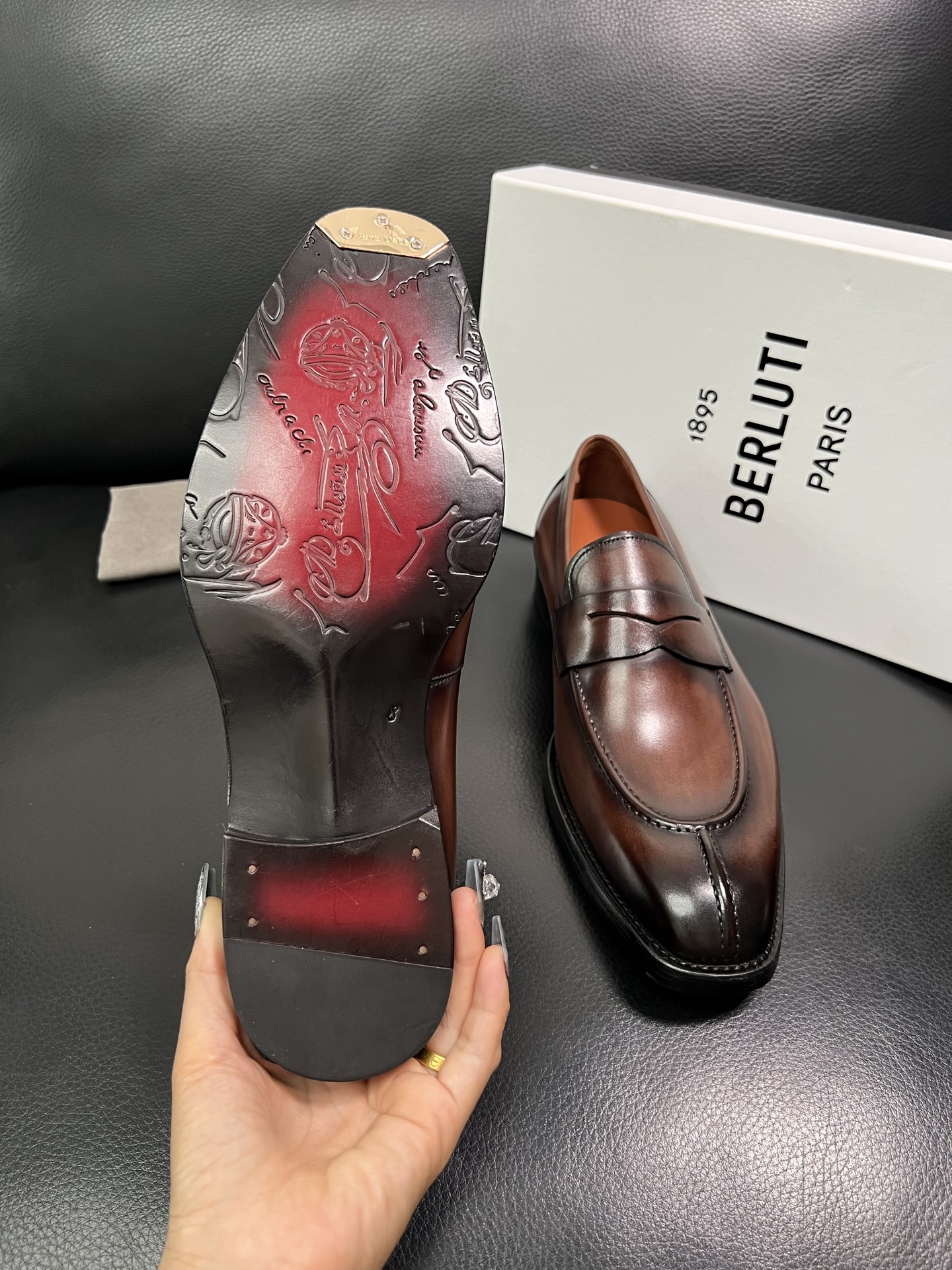 Berluti 顶级代购 布鲁提 专柜同步发售原厂配置，意大利进口牛皮面料，全进口水染牛皮里垫，鞋底：原