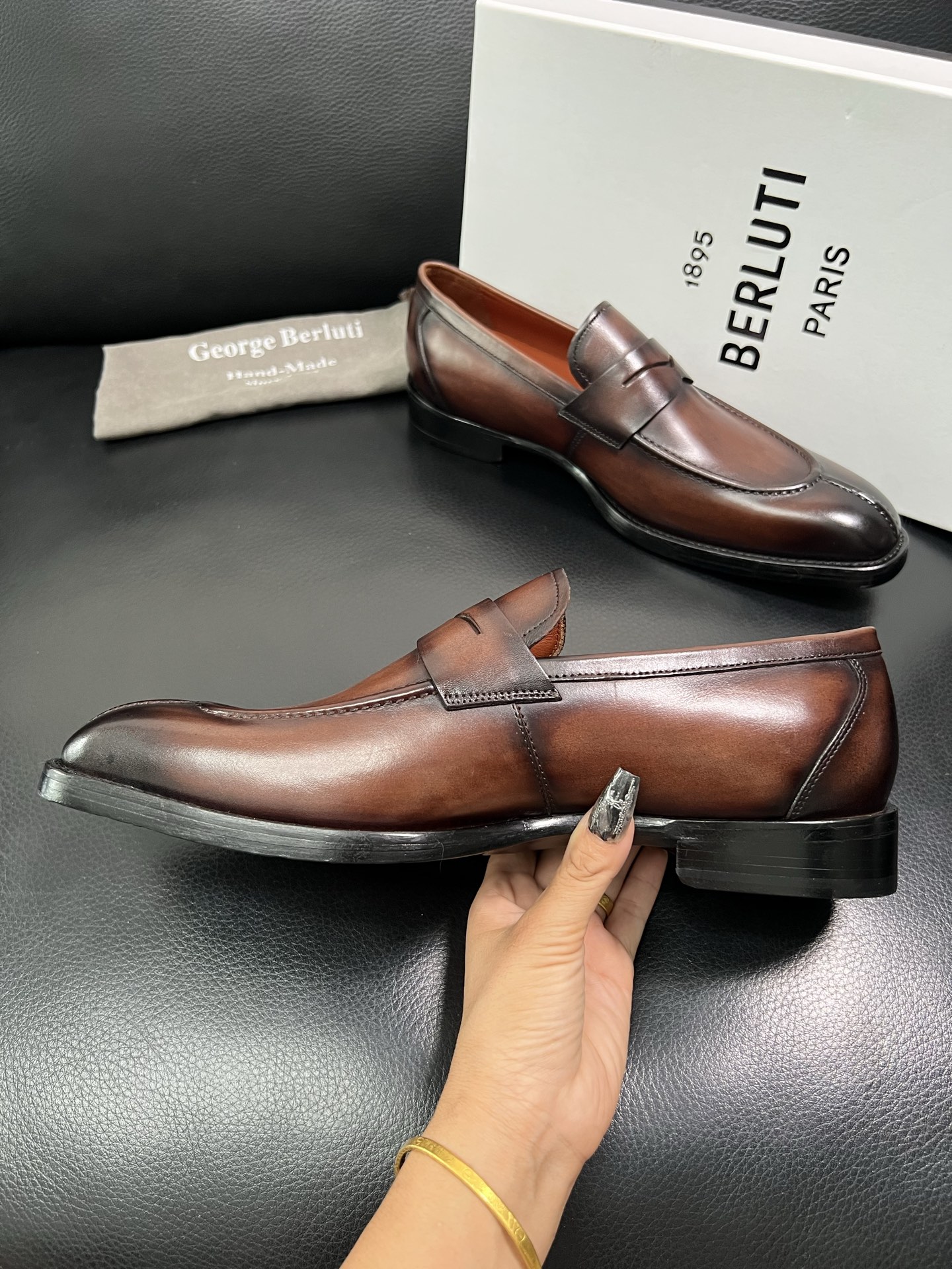 Berluti 顶级代购 布鲁提 专柜同步发售原厂配置，意大利进口牛皮面料，全进口水染牛皮里垫，鞋底：原
