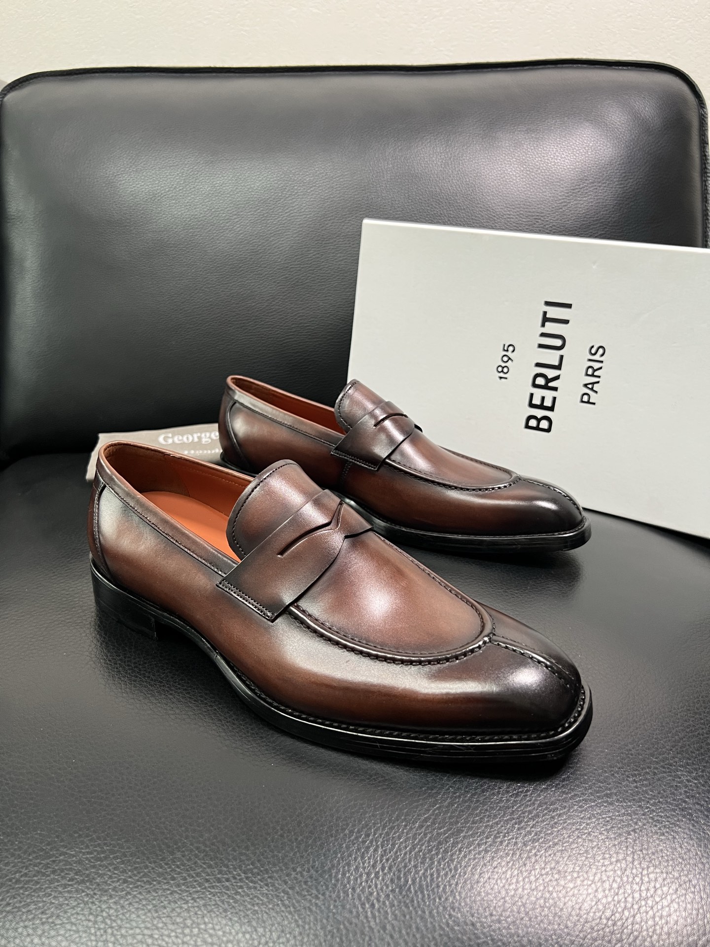 Berluti 顶级代购 布鲁提 专柜同步发售原厂配置，意大利进口牛皮面料，全进口水染牛皮里垫，鞋底：原
