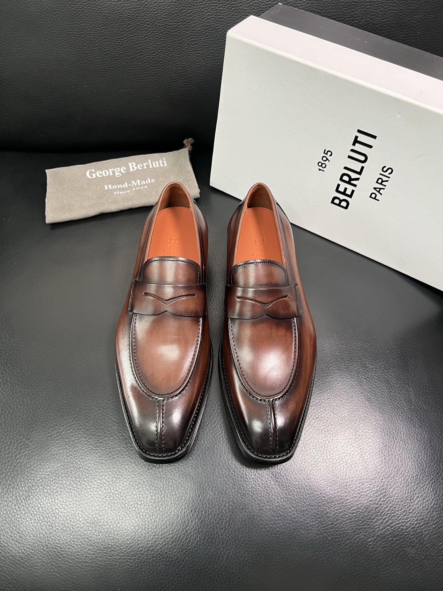 Berluti 顶级代购 布鲁提 专柜同步发售原厂配置，意大利进口牛皮面料，全进口水染牛皮里垫，鞋底：原