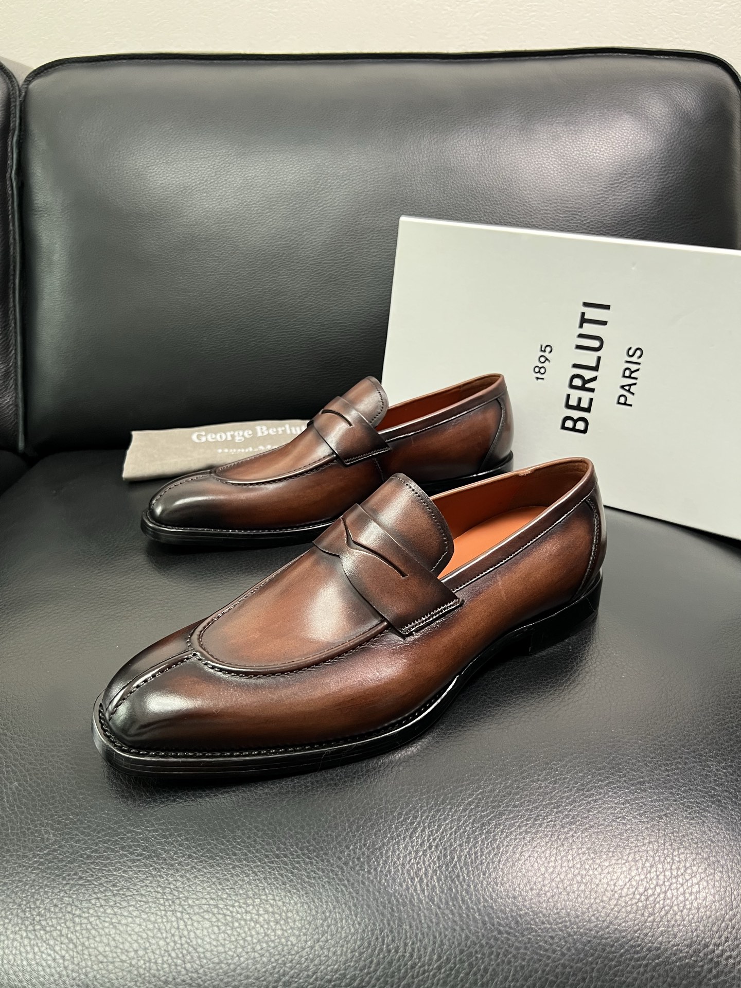 Berluti 顶级代购 布鲁提 专柜同步发售原厂配置，意大利进口牛皮面料，全进口水染牛皮里垫，鞋底：原