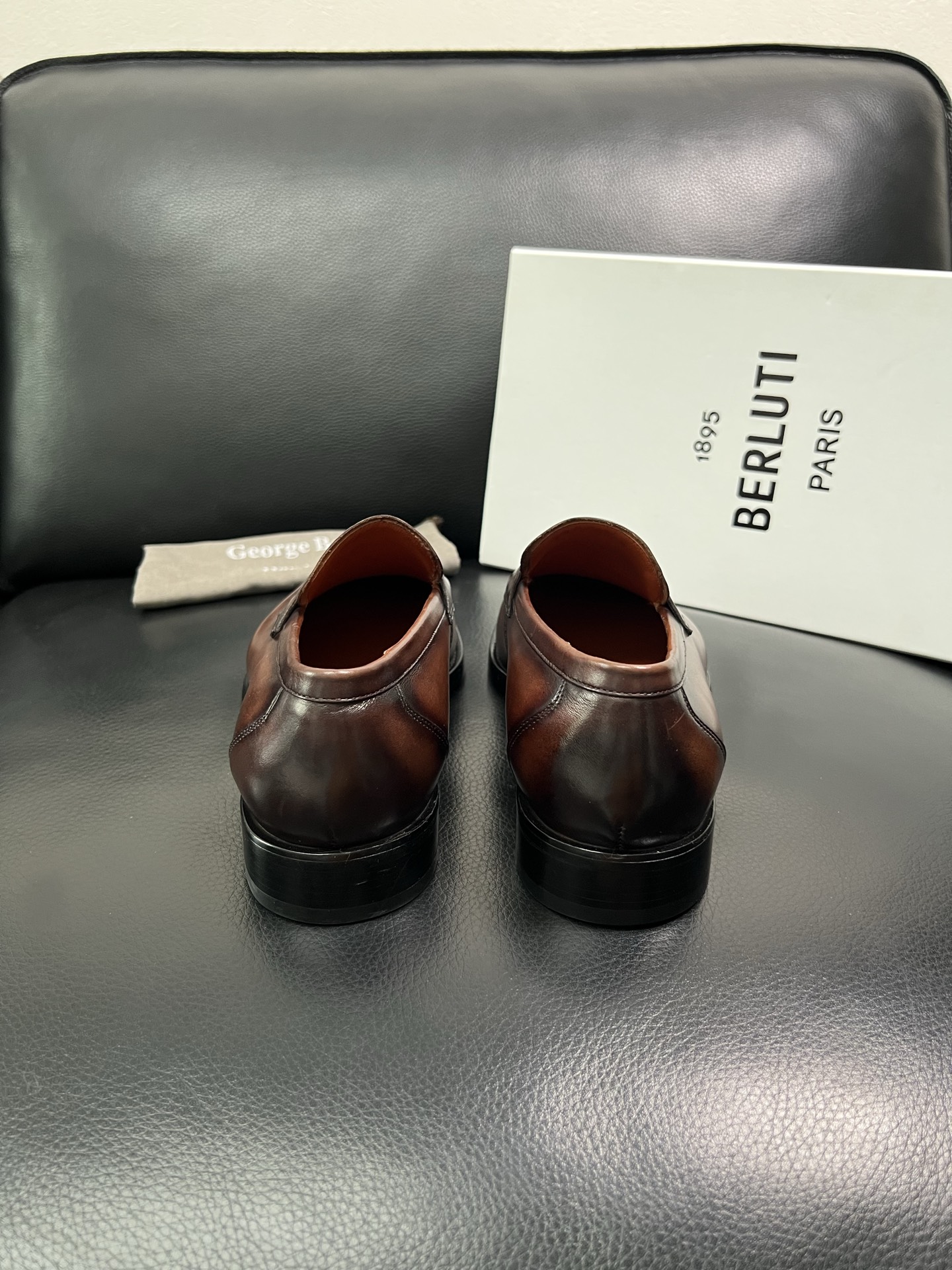 Berluti 顶级代购 布鲁提 专柜同步发售原厂配置，意大利进口牛皮面料，全进口水染牛皮里垫，鞋底：原