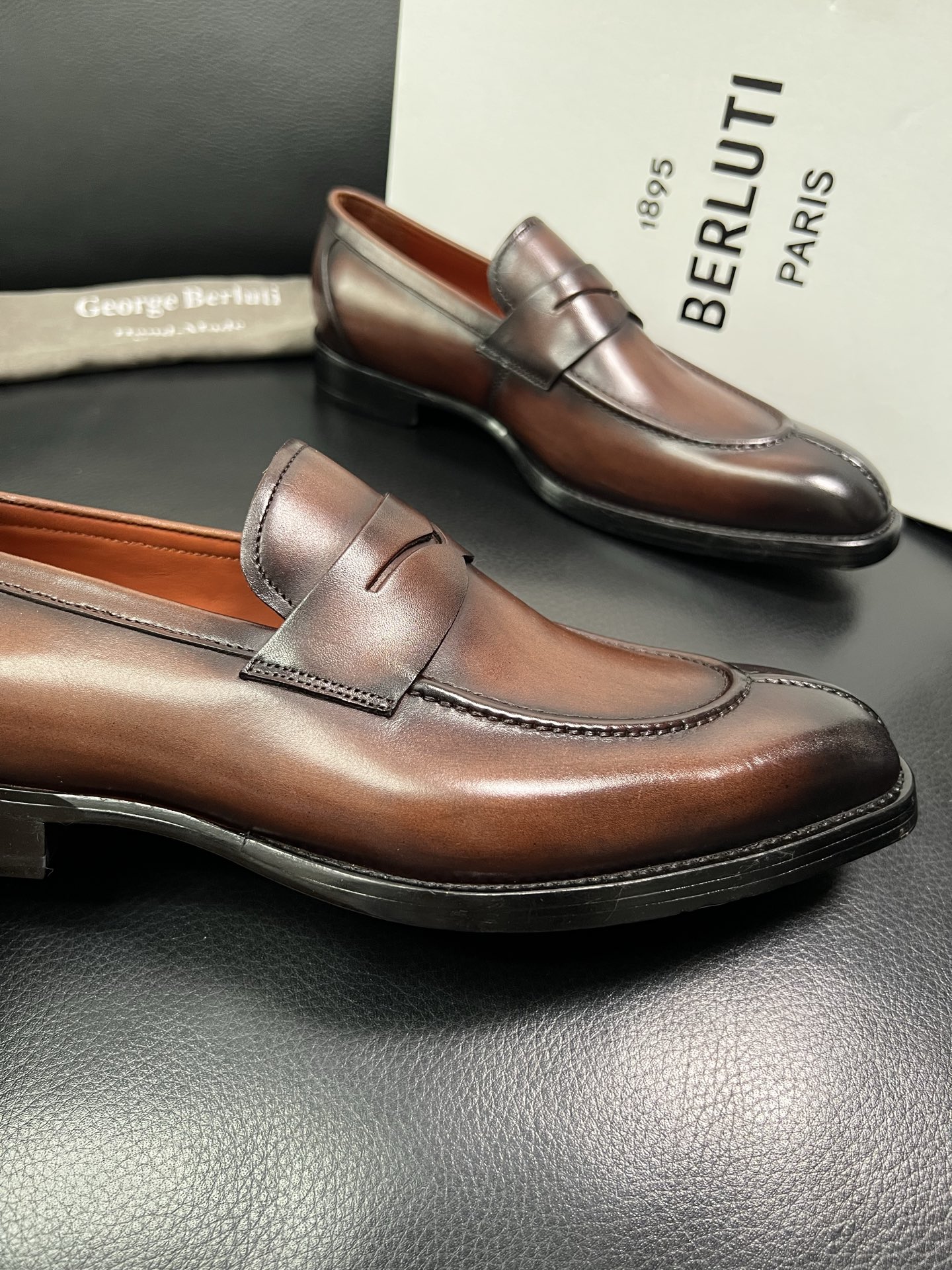 Berluti 顶级代购 布鲁提 专柜同步发售原厂配置，意大利进口牛皮面料，全进口水染牛皮里垫，鞋底：原