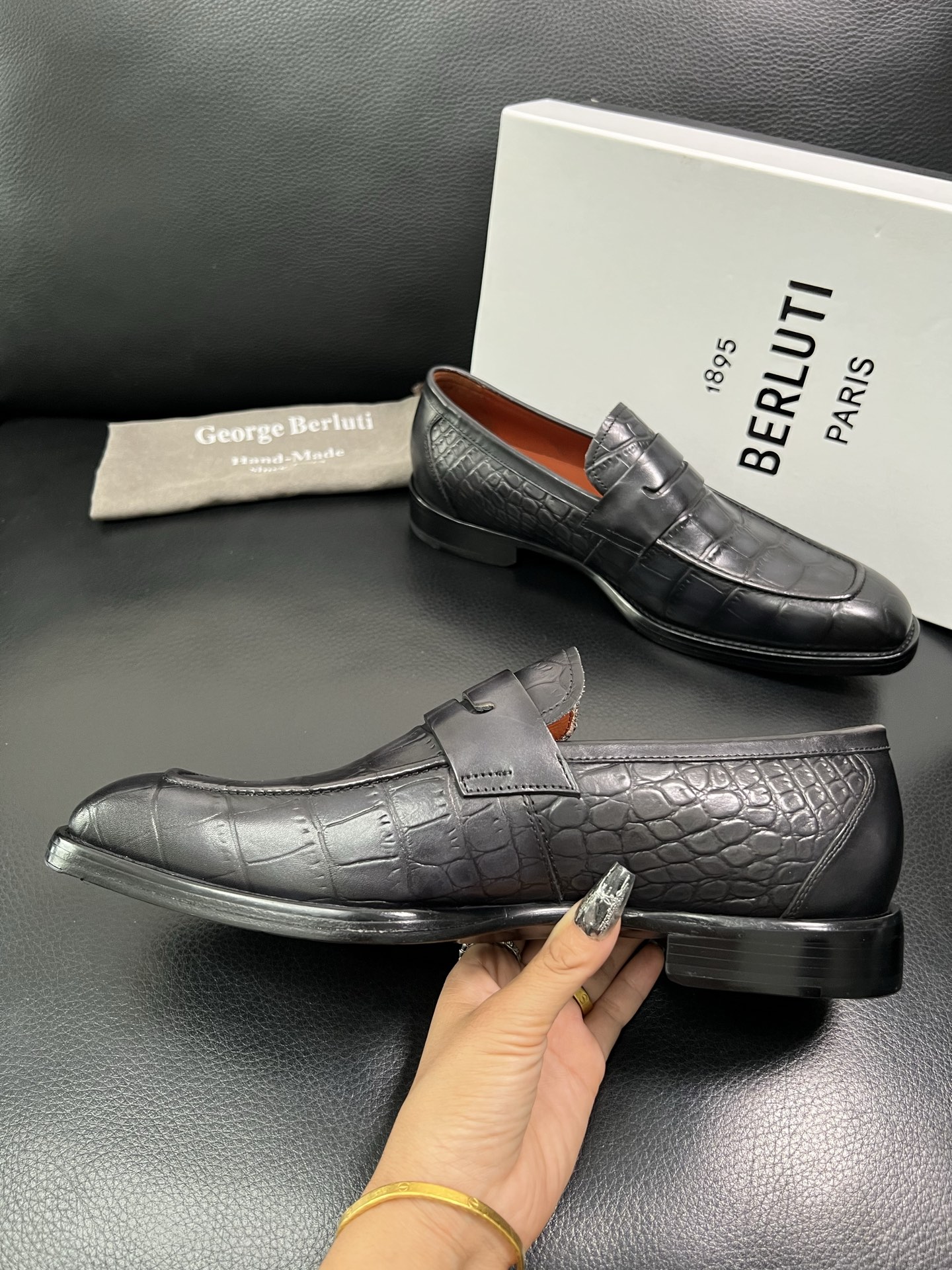 Berluti 顶级代购 布鲁提 专柜同步发售原厂配置，意大利进口牛皮面料，全进口水染牛皮里垫，鞋底：原